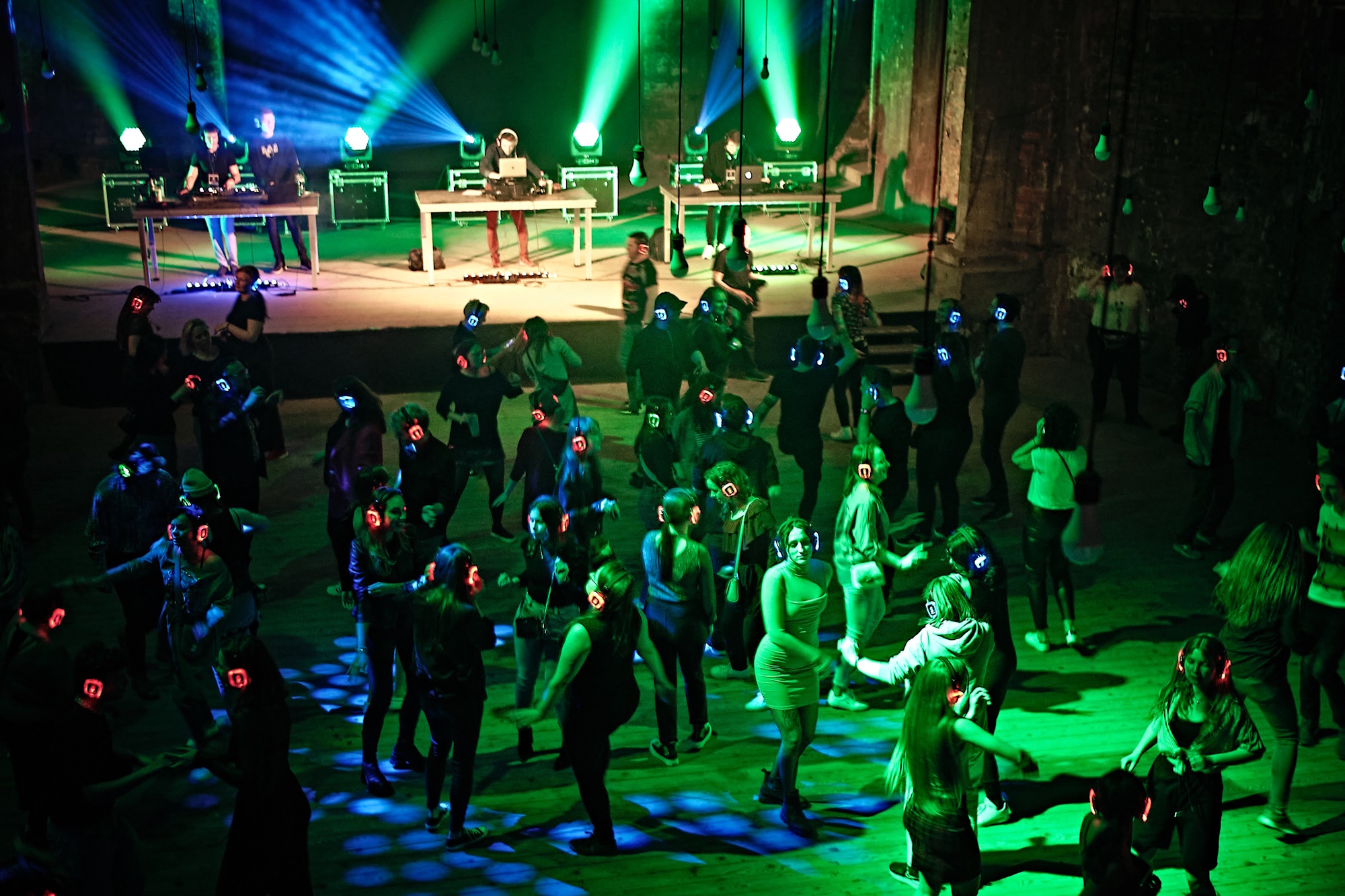 Ludzie w słuchawkach tańczą