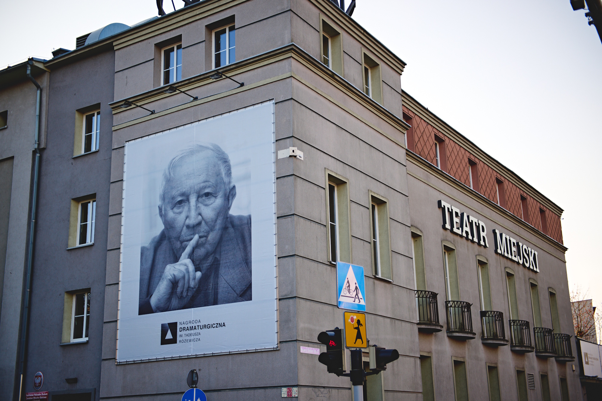 Zdjęcie Tadeusza Różewicza na budynku teatru