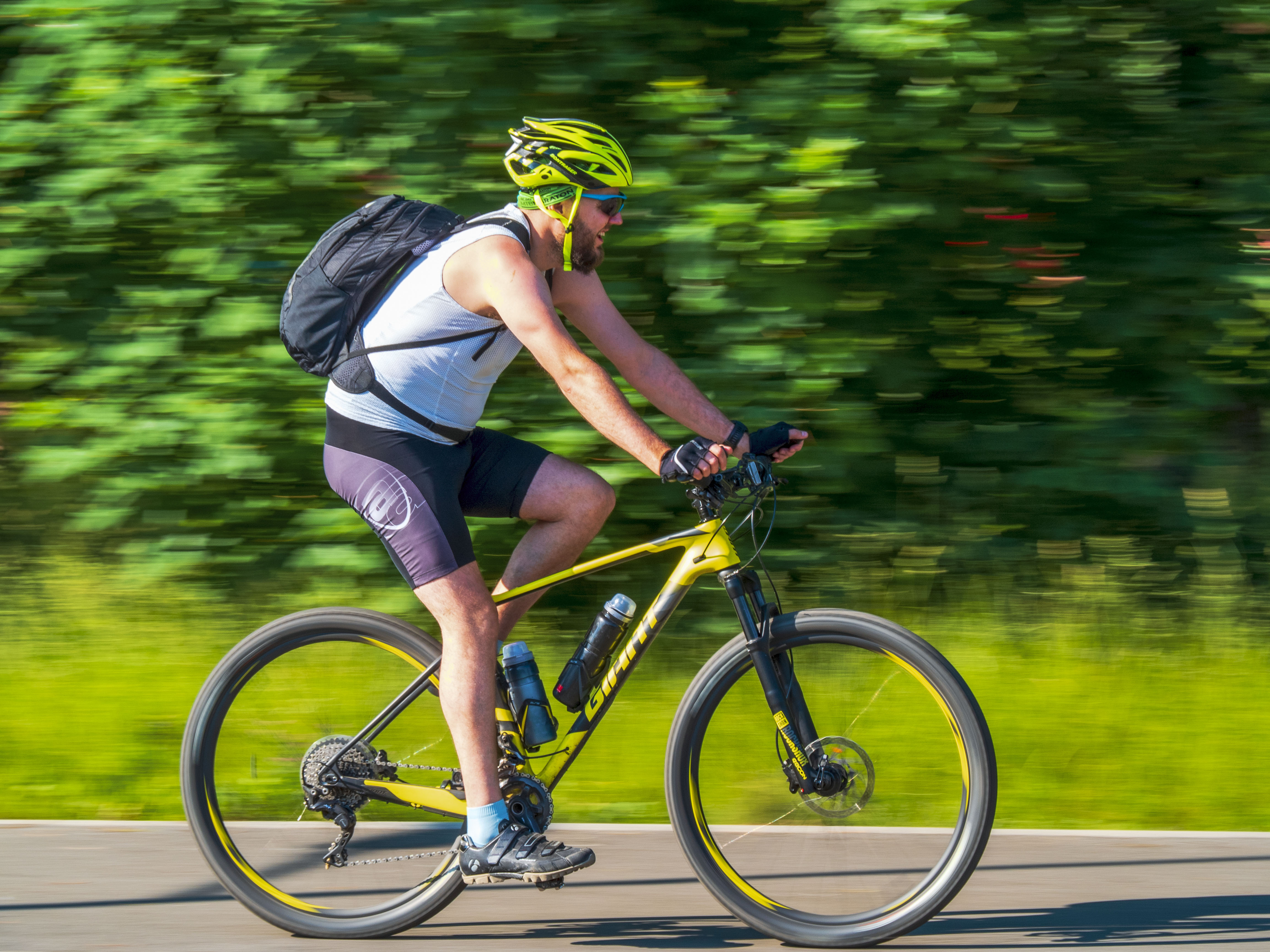 Rowerzysta jadący na rowerze