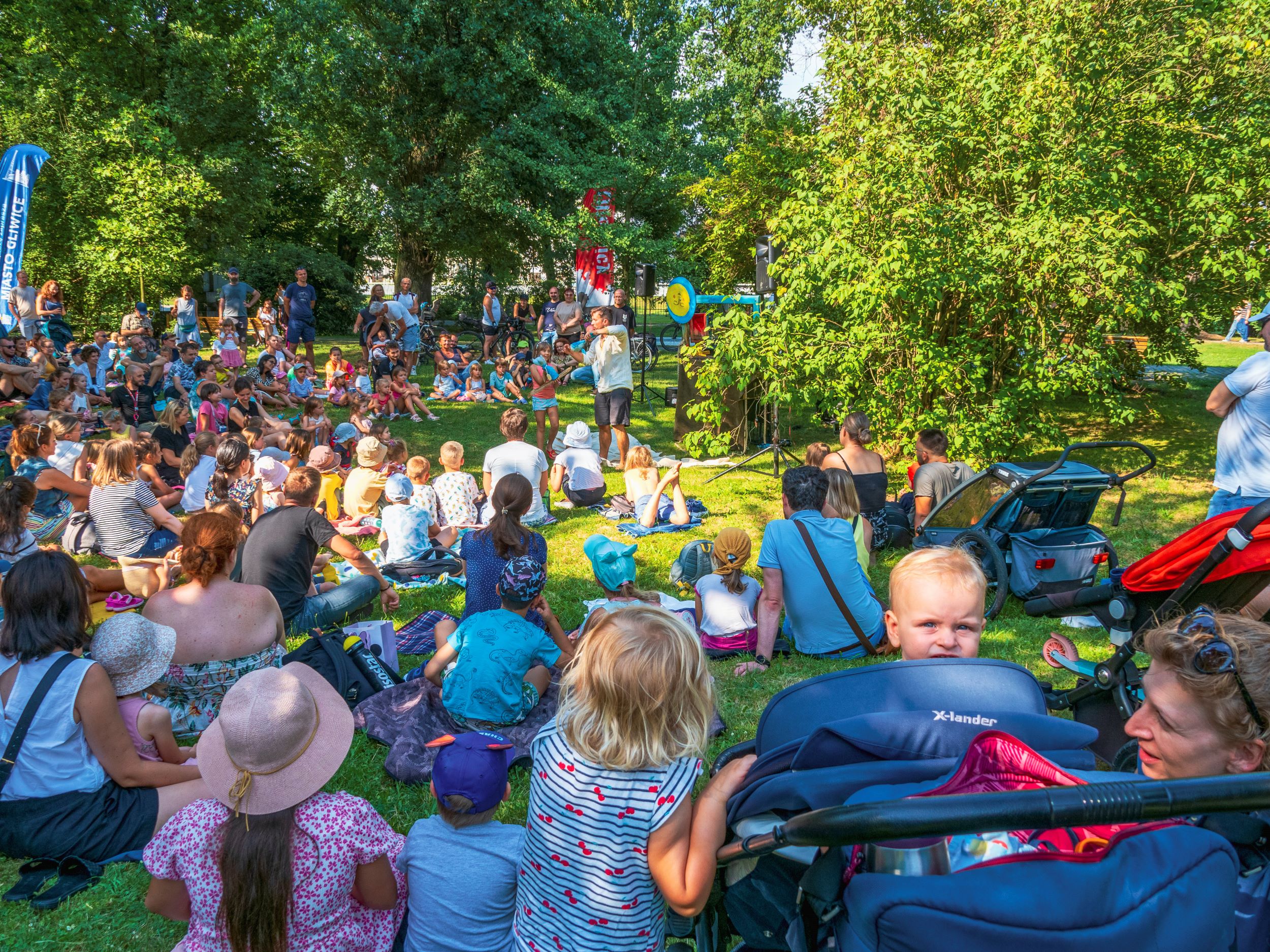 Publiczność ogląda spektakl w parku