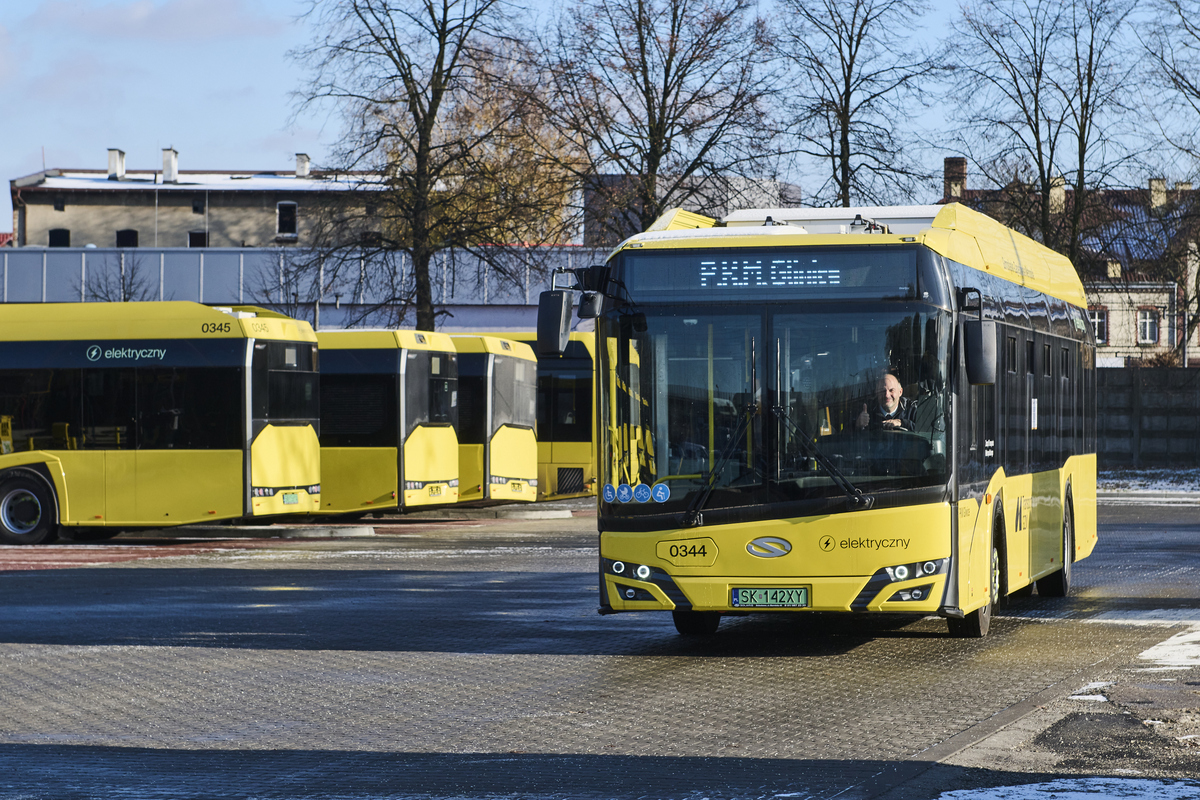 Kierowca machający z autobusu elektrycznego wyjeżdżającego z zajezdni