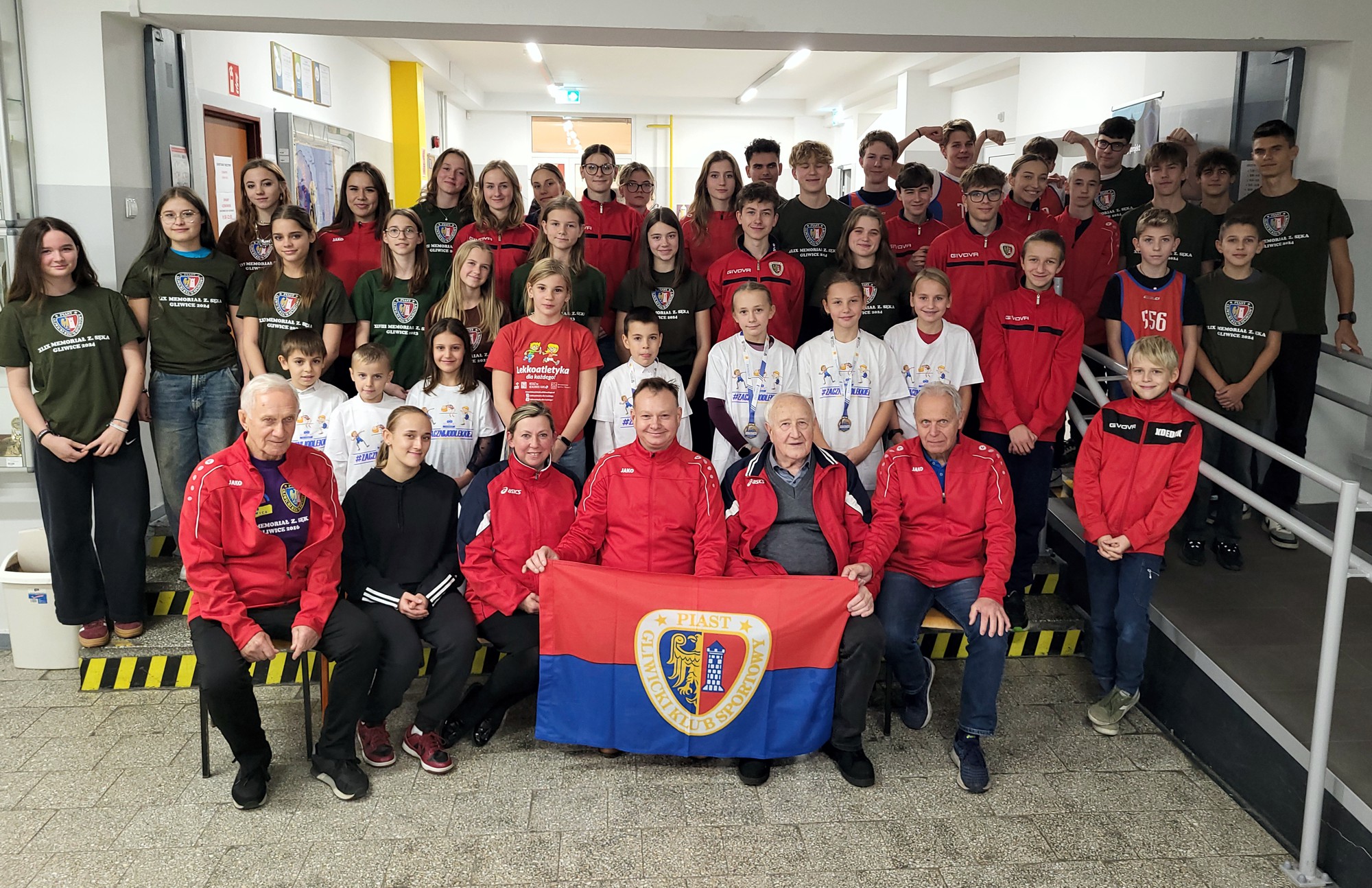 Zdjęcie grupowe Sekcji Lekkoatletycznej GKS Piast