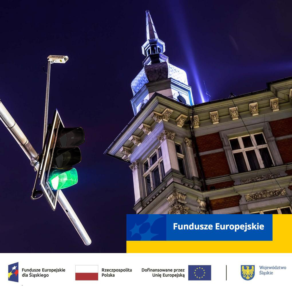 zielone światło sygnalizacji świetlnej nocą, na wysięgniku, kamienica z ulicy Zwycięstwa w tle