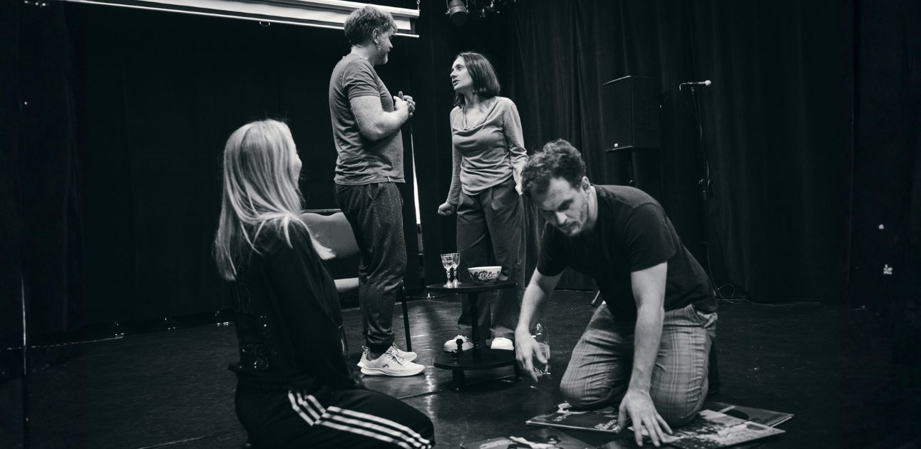 Aktorzy na scenie podczas próby do spektaklu