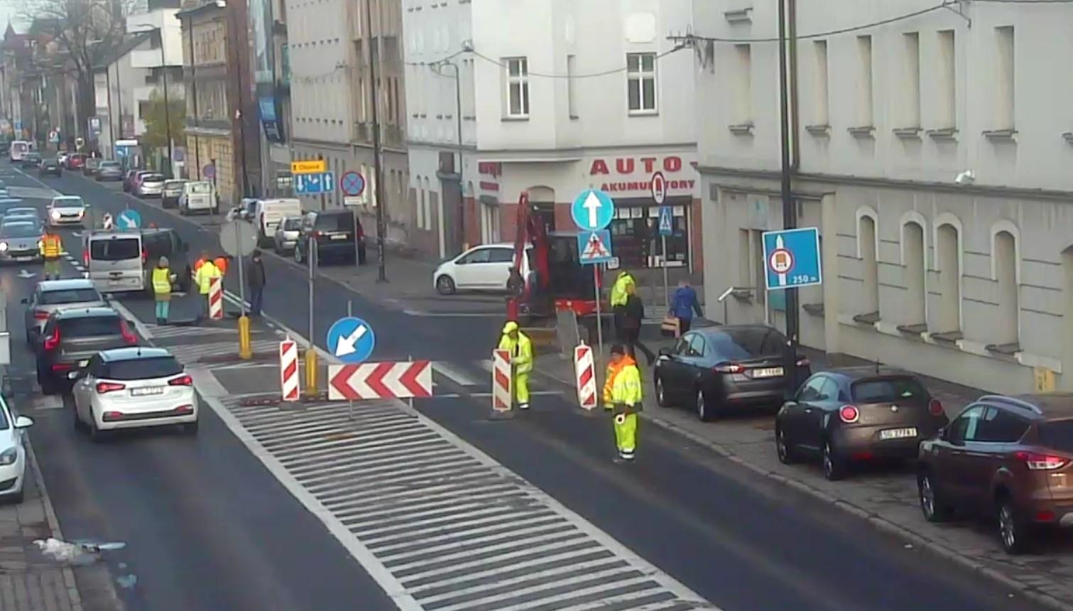 Budujemy kanalizację deszczową – Pszczyńska z wahadłówką w rejonie skrętu w Skłodowską-Curie