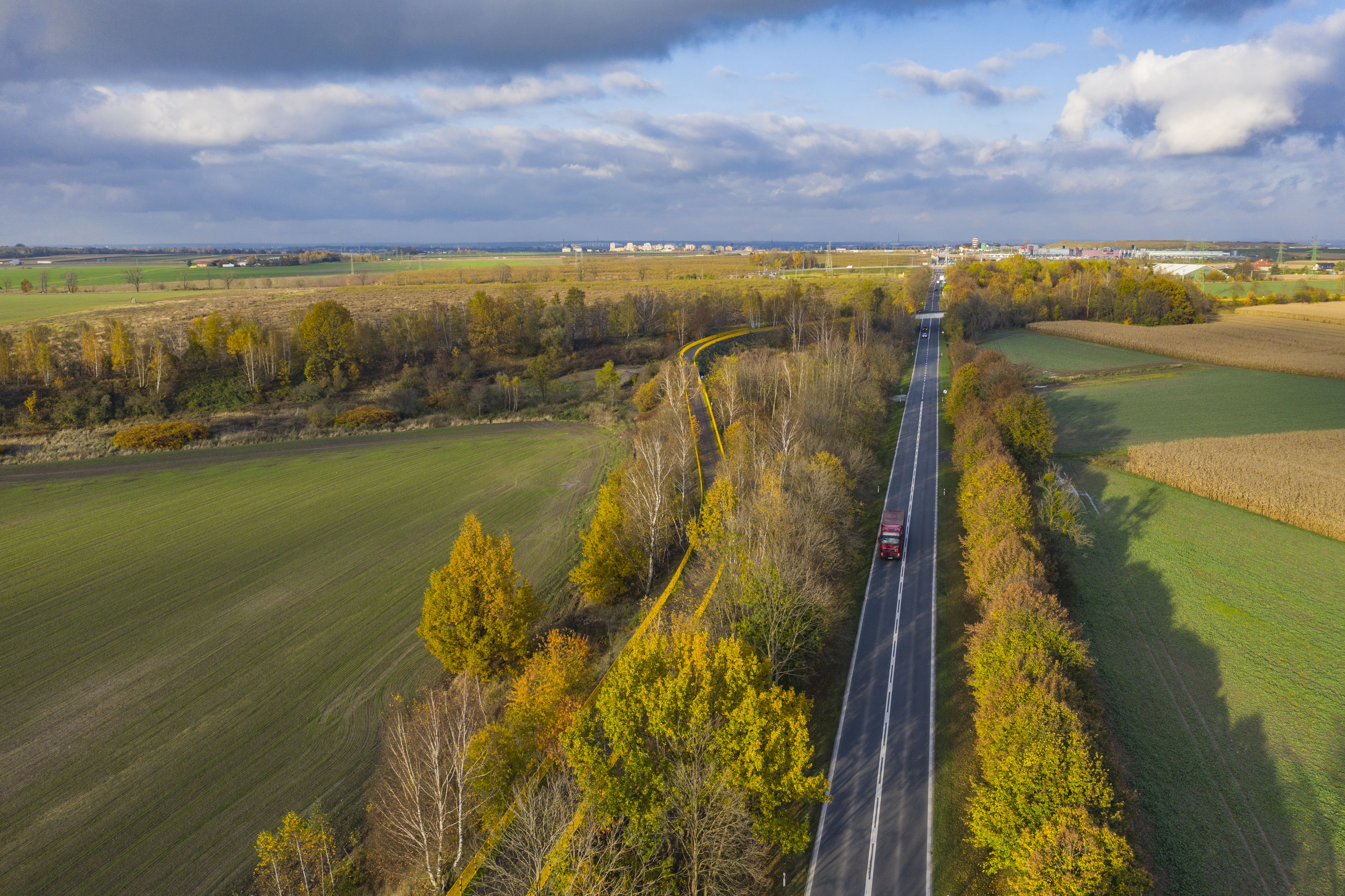 Trasa rowerowa w śladzie kolejki wąskotorowej widziana z lotu ptaka