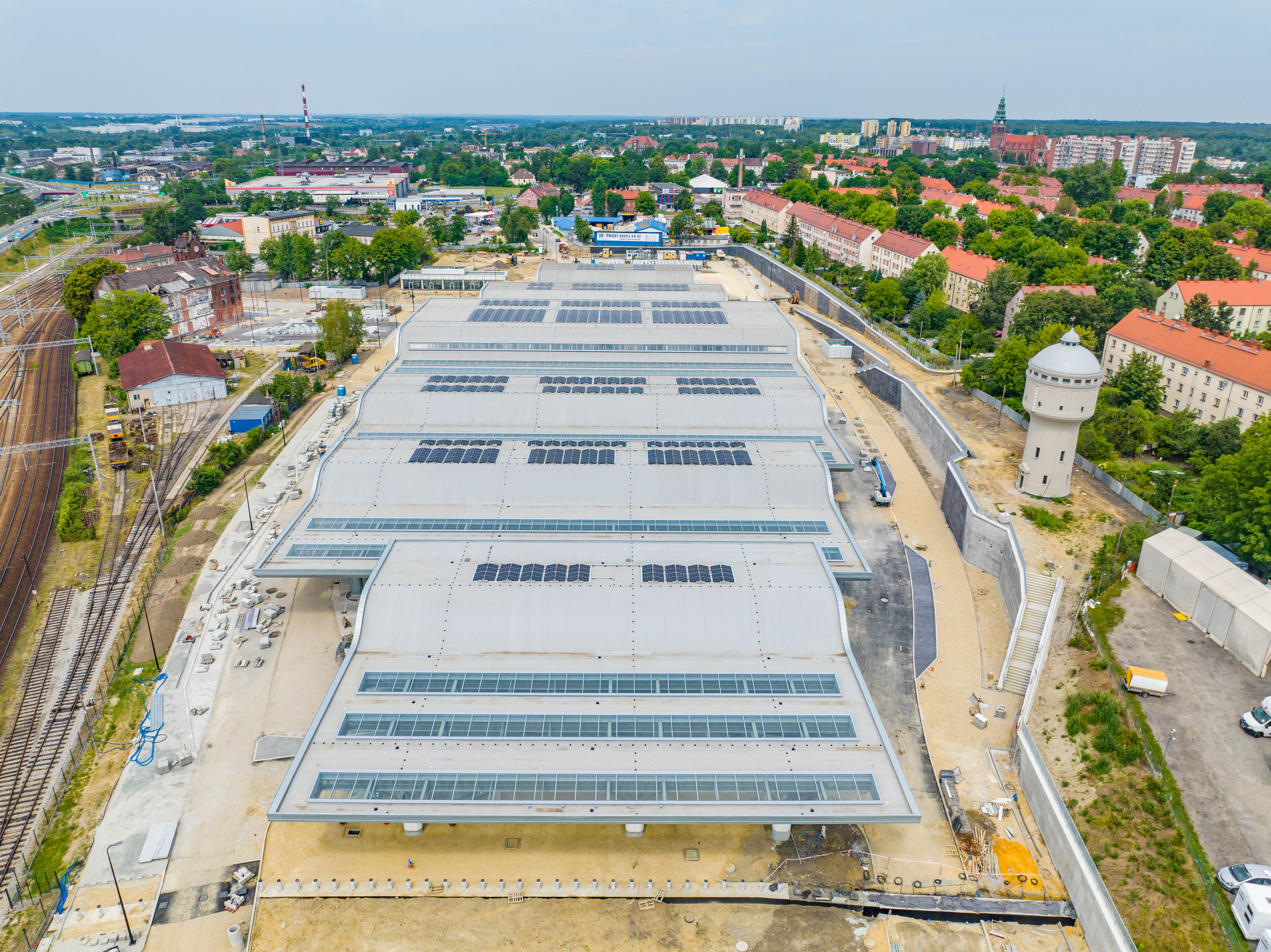 widok z góry na zadaszenie Centrum Przesiadkowego