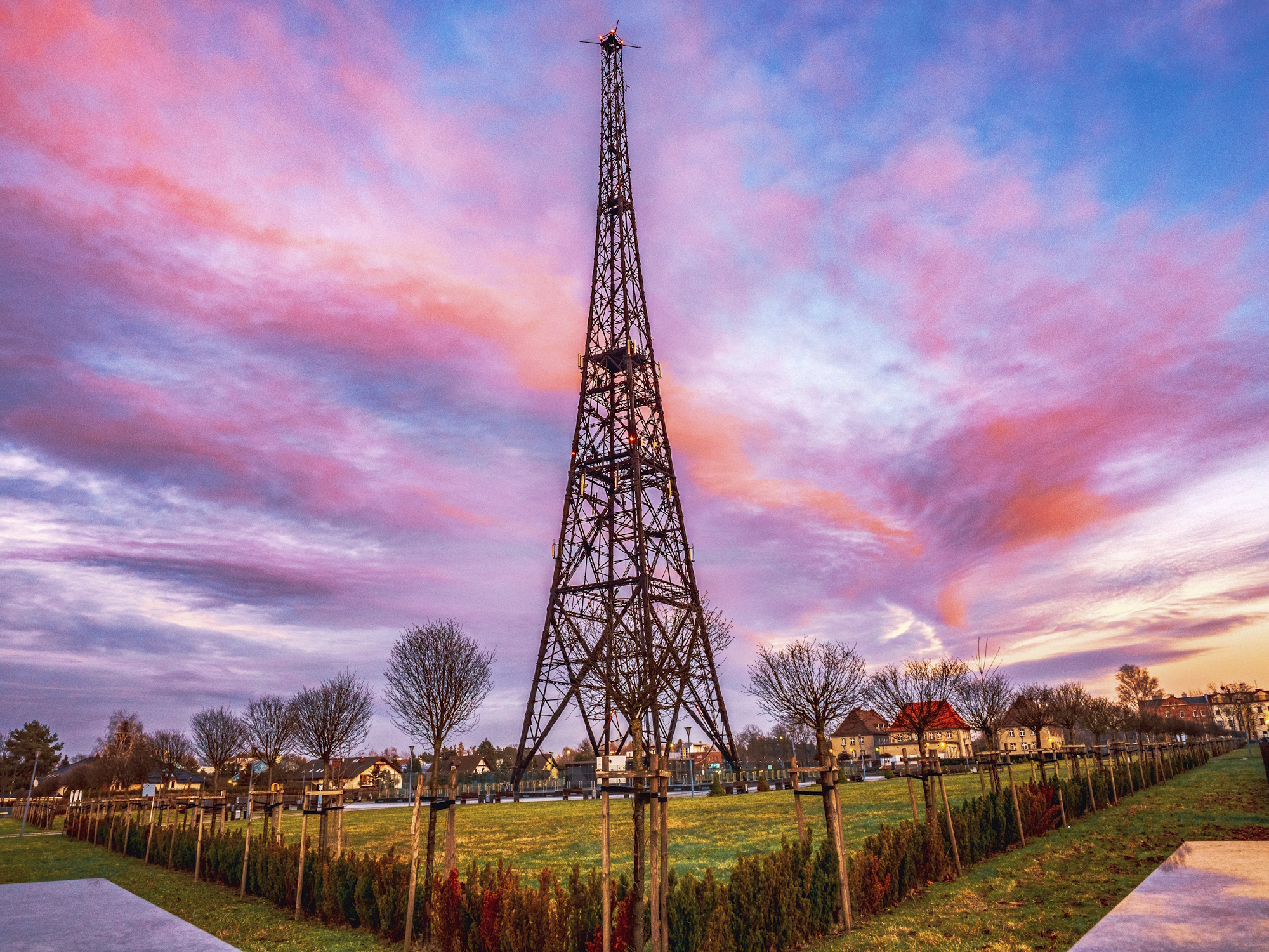 Radiostacja, różowe niebo