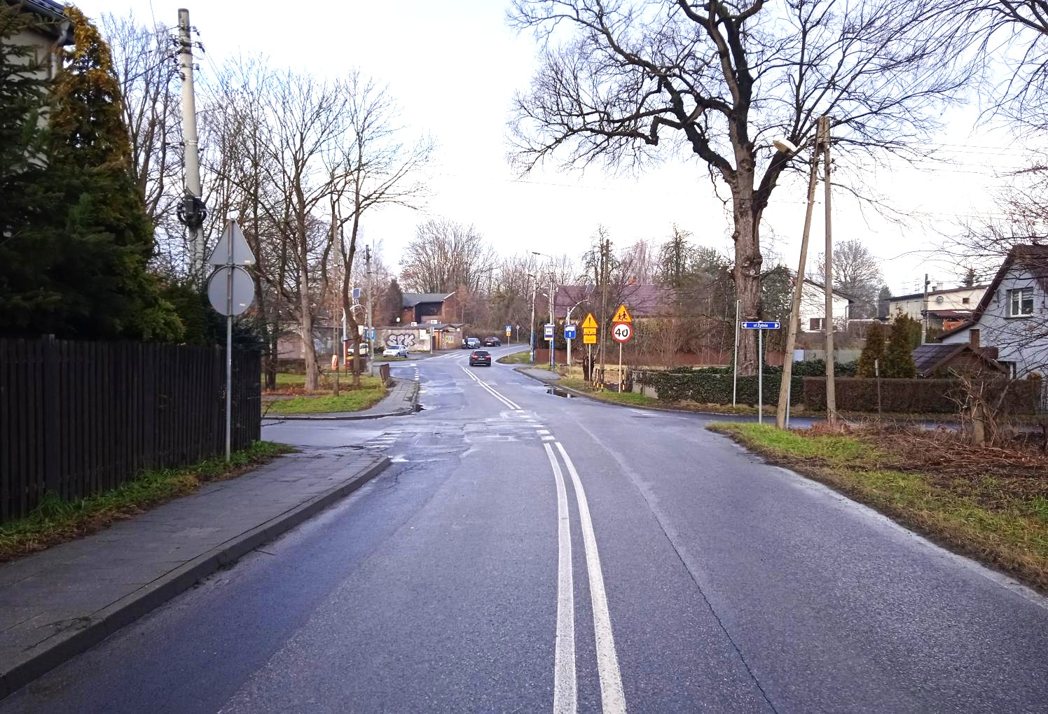 Widok na ul. Bojkowską i okolice jej skrzyżowania z ul. Rolników w Bojkowie, po bokach zieleń