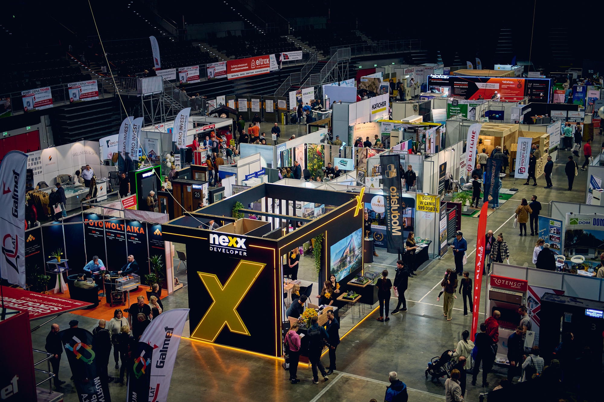 ludzie w hali podczas targów i stoiska