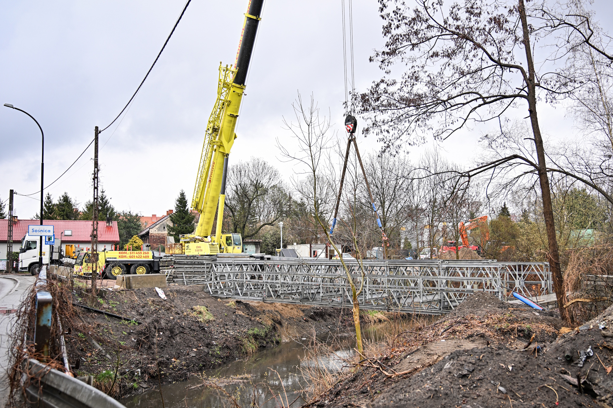 przy ul. Sikorskiego, w miejscu przyszłej przeprawy nad Kłodnicą, złożono konstrukcję pod most tymczasowy
