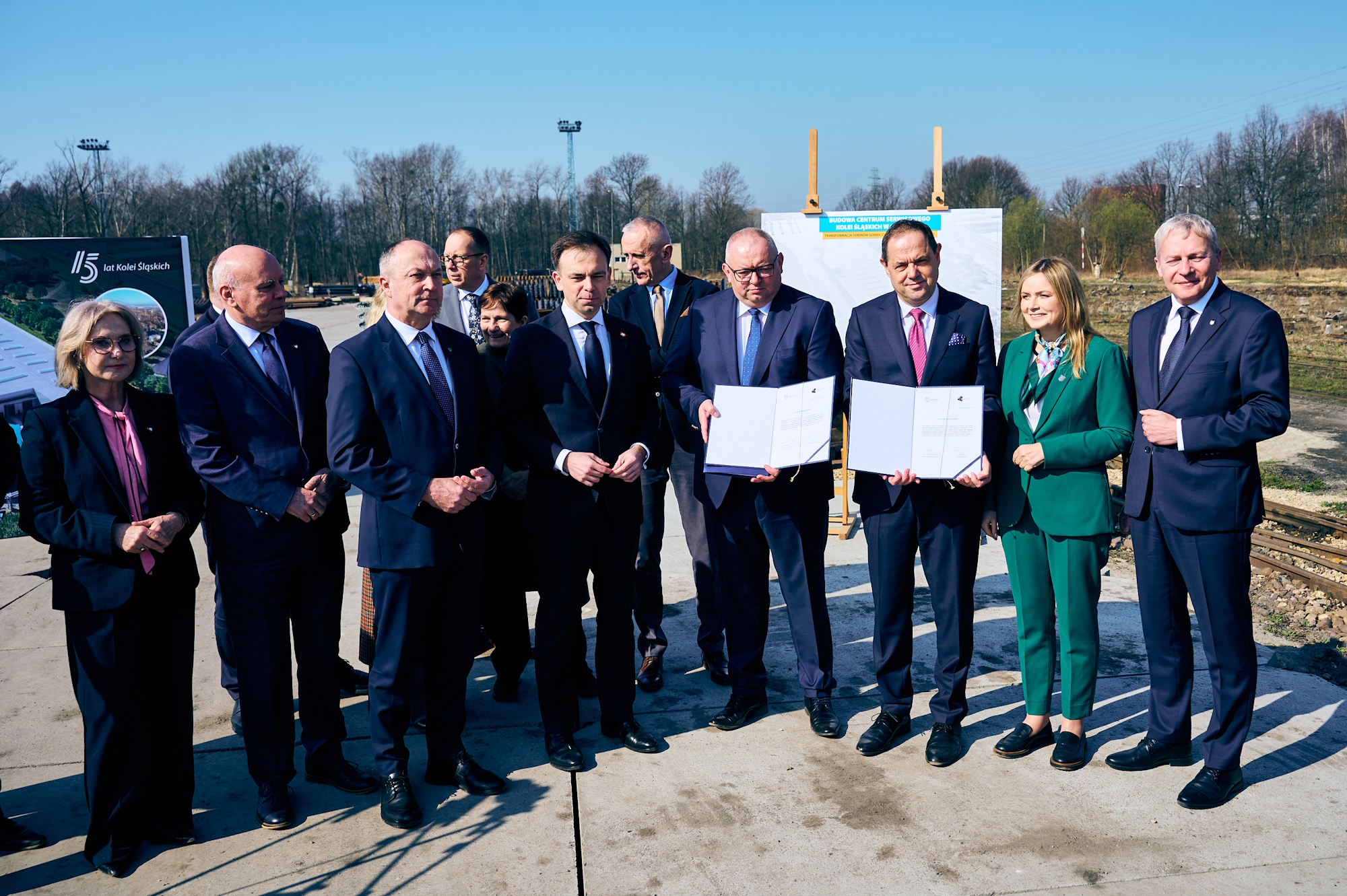 Podczas środowego podpisania dokumentów na miejscu przyszłej inwestycji obecni byli m.in. minister finansów Andrzej Domański, wiceminister energii Marian Zmarzły, marszałek województwa śląskiego Wojciech Saługa, prezes Polskiej Grupy Górniczej Łukasz Deja, prezes Kolei Śląskich Krzysztof Klimosz, a także prezydent Gliwic Katarzyna Kuczyńska-Budka.