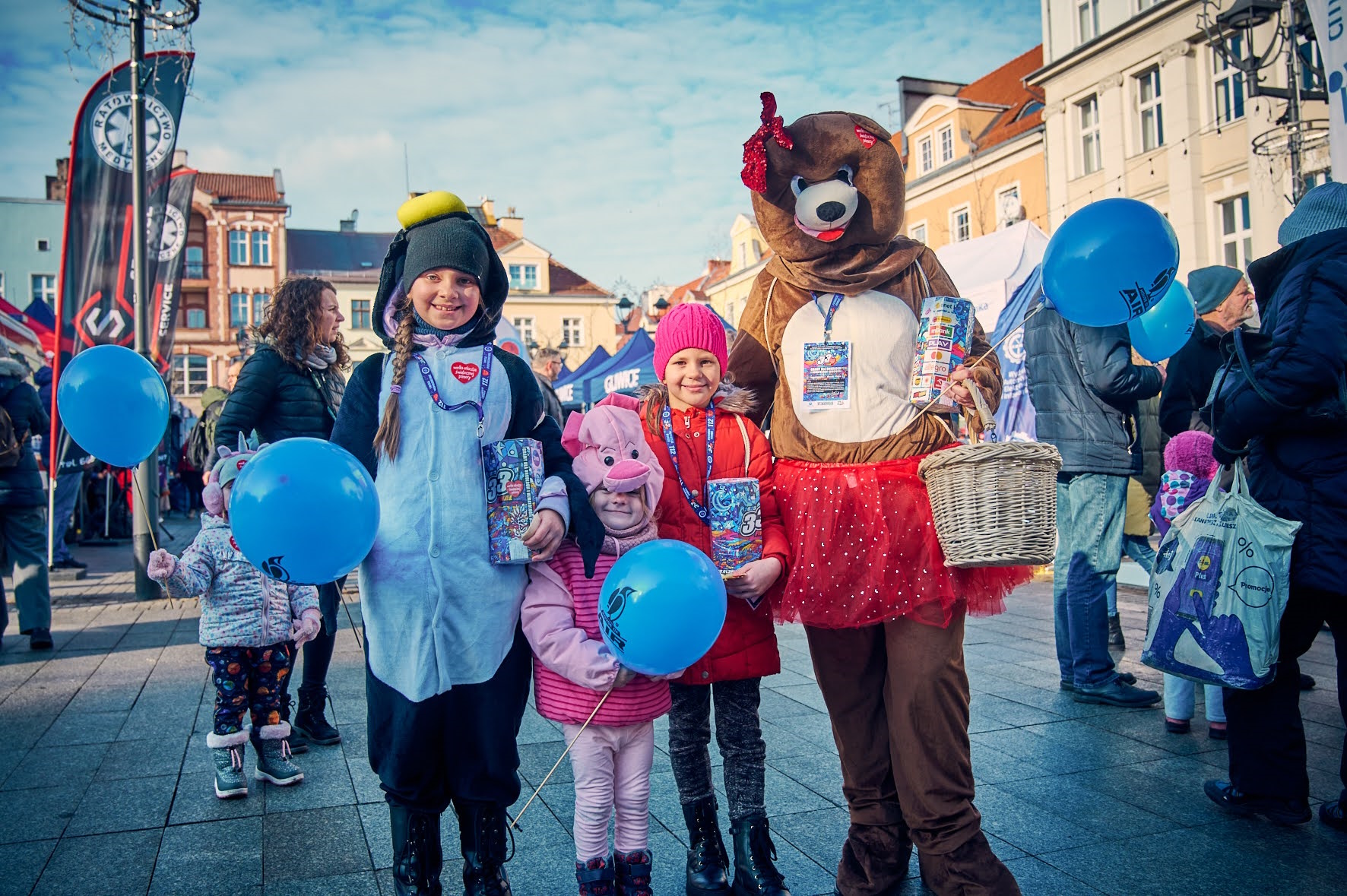 Wolontariusze w przebraniach i z puszkami na gliwickim Rynku