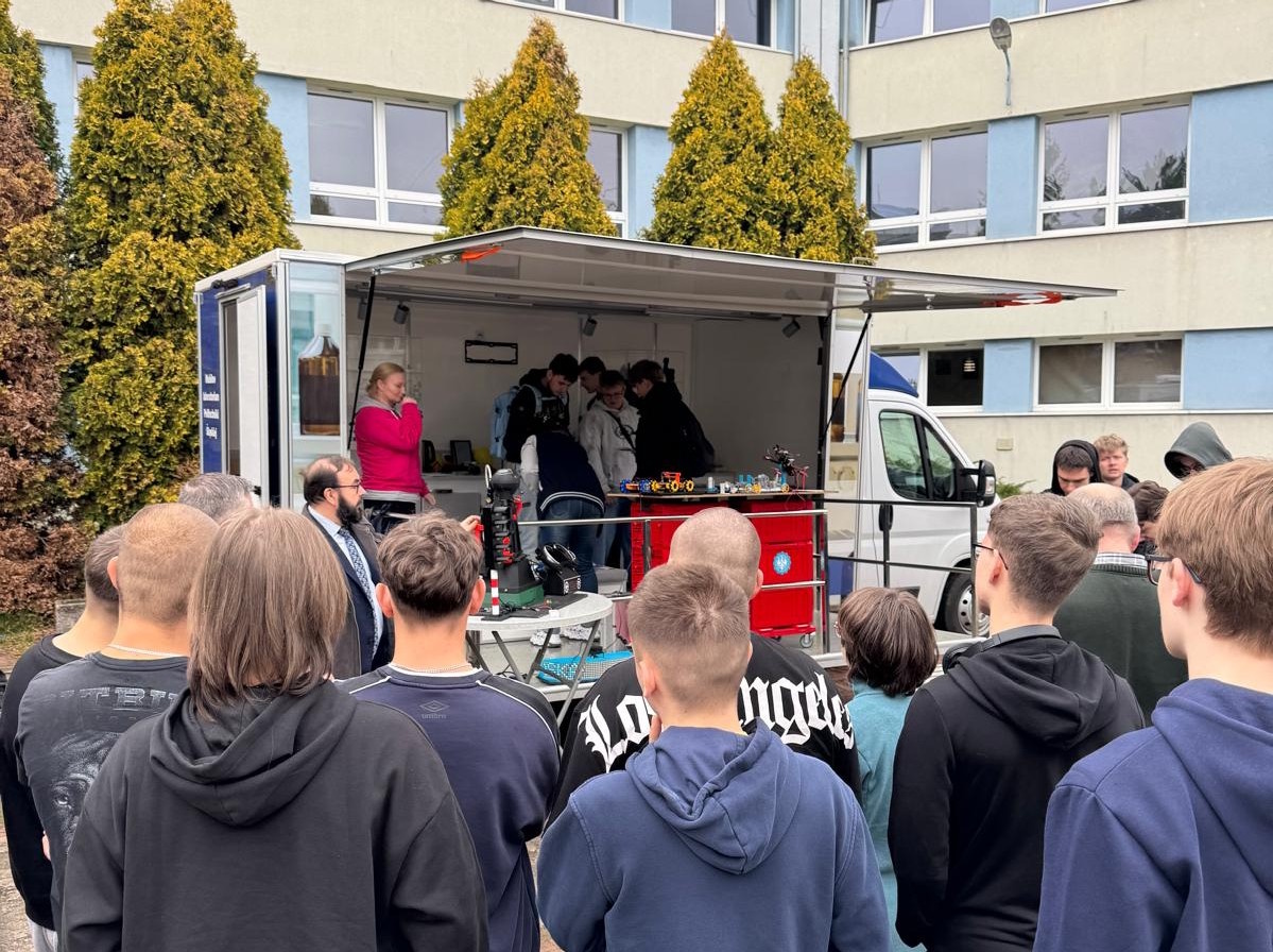 Uczniowie przed mobilnym laboratorium