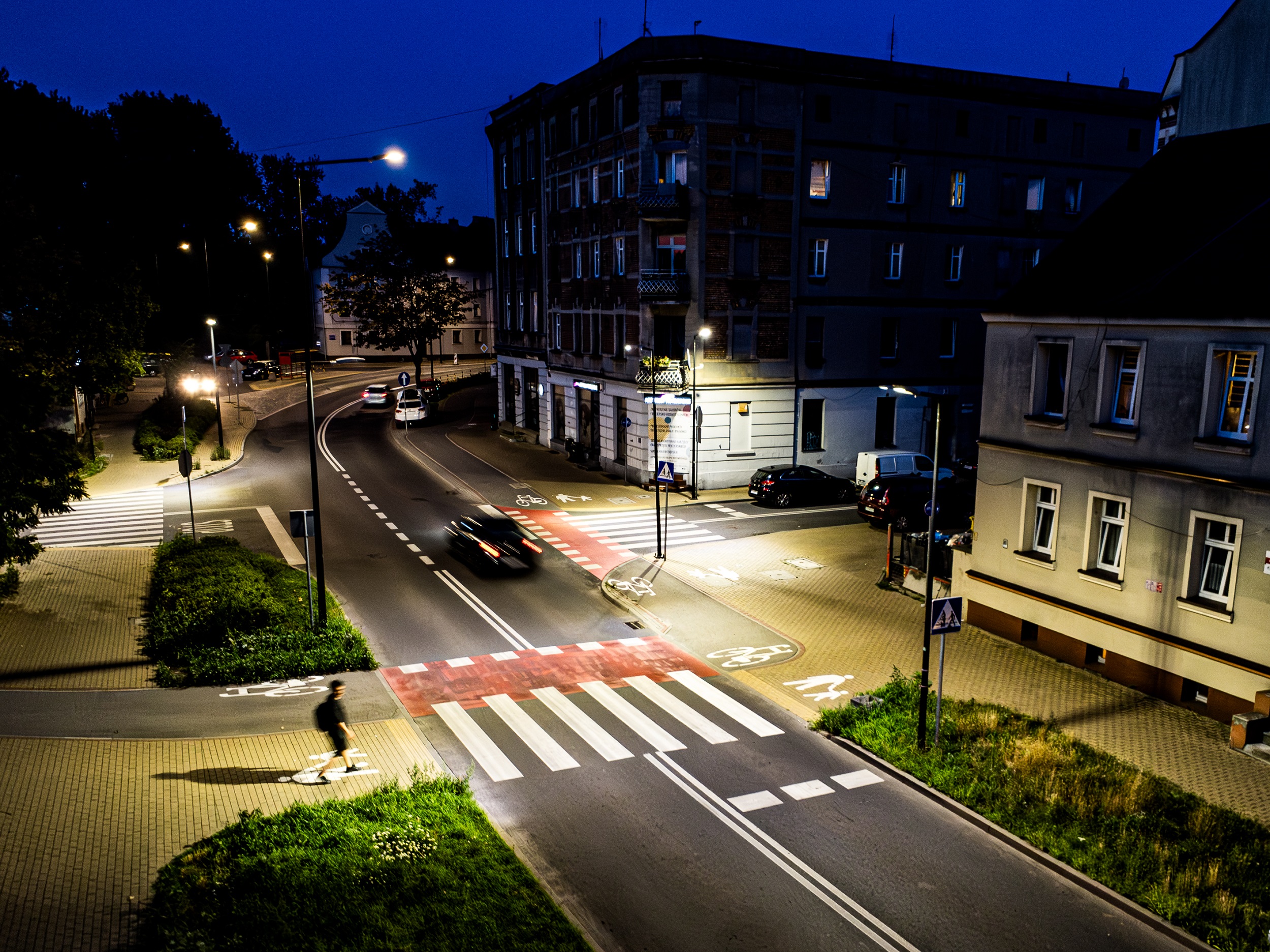 W ostatnich latach dedykowane oświetlenie przy przejściach dla pieszych zamontowano w Gliwicach m.in. przy zmodernizowanej ul. Zabrskiej