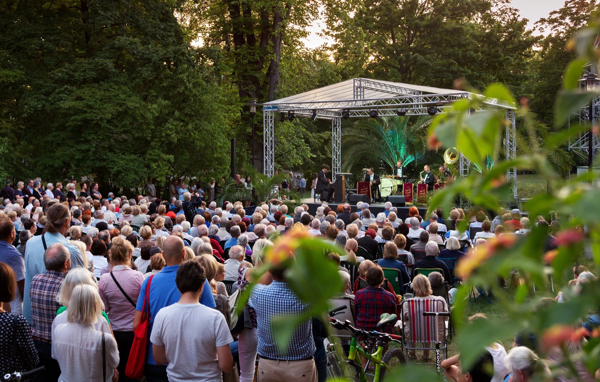 Ludzie stoją pod sceną w parku Chopina