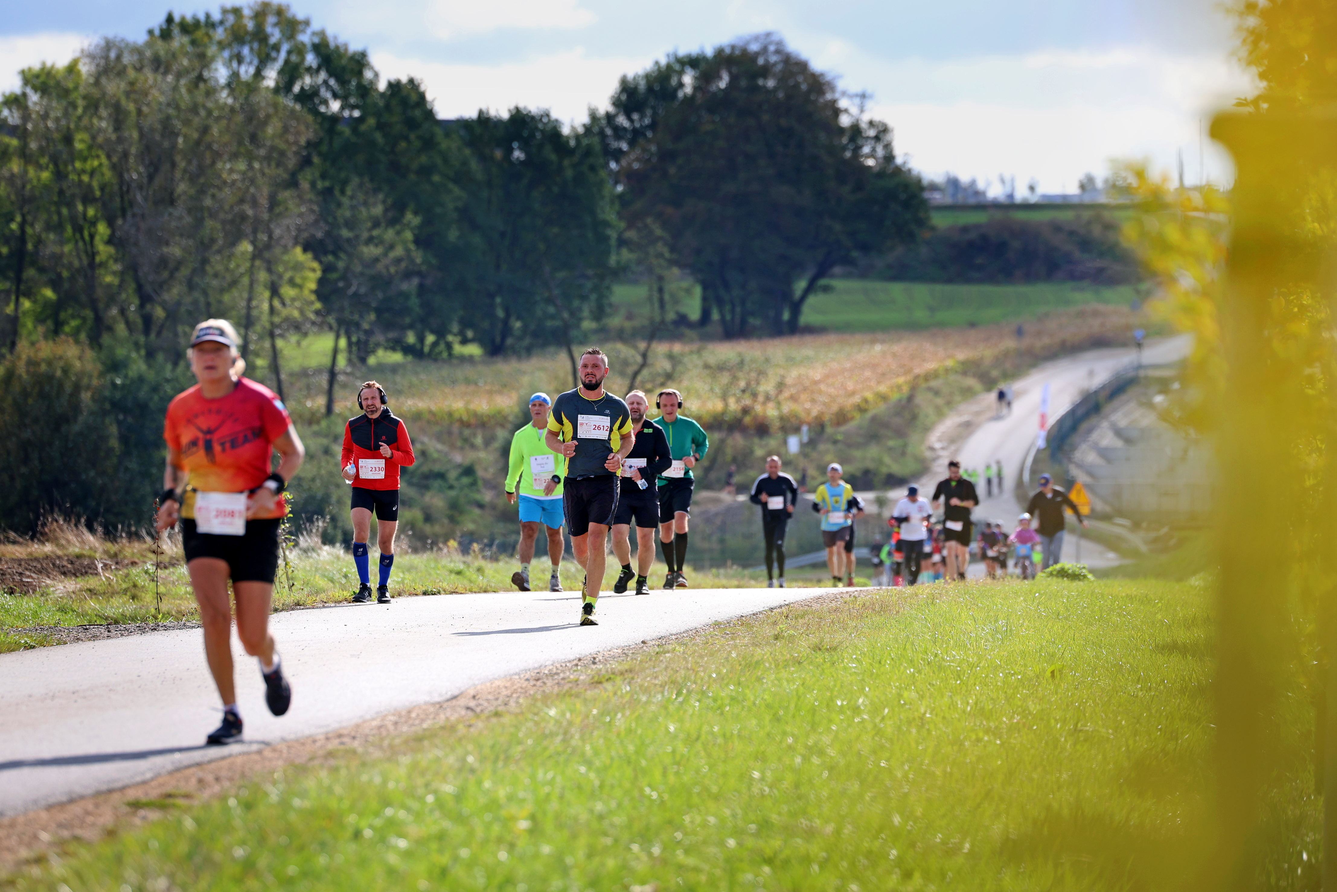 Biegacze na trasie maratonu