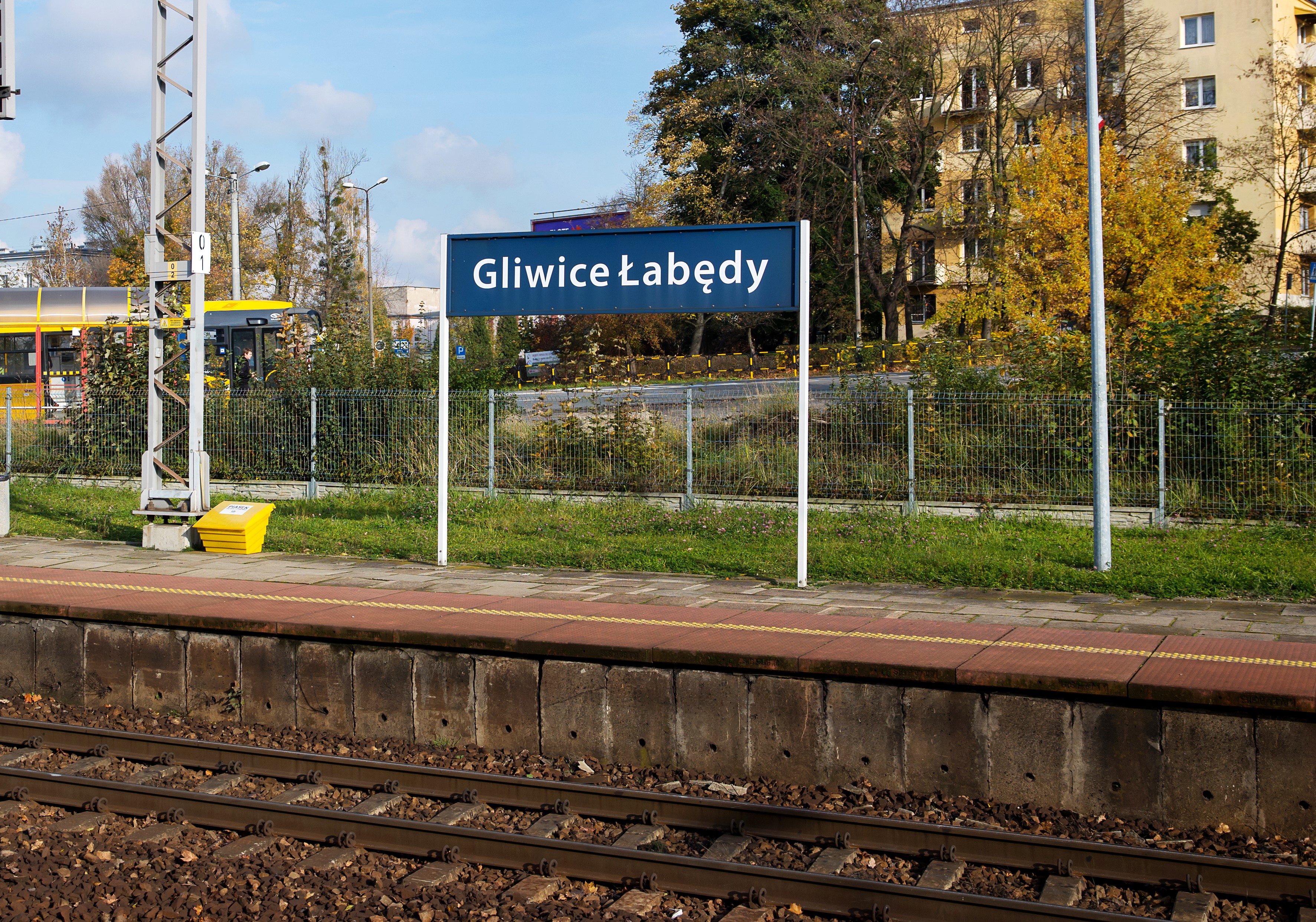 Zdjęcie peronu z tabliczką Gliwice Łabędy