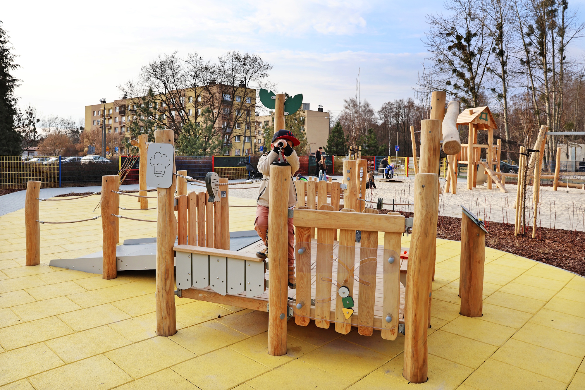 chłopiec na placu zabaw