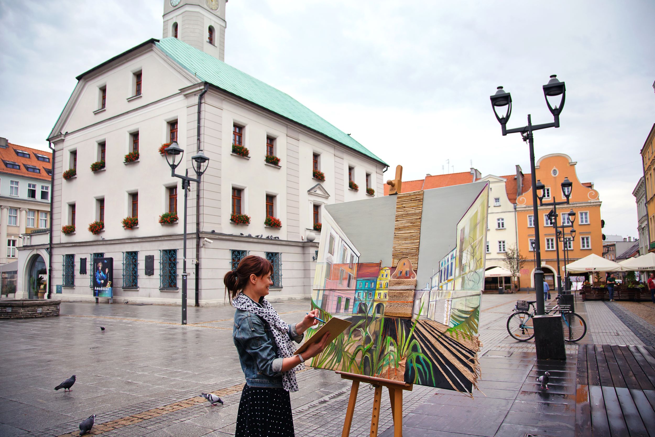 Artystka maluje obraz na Rynku w Gliwicach