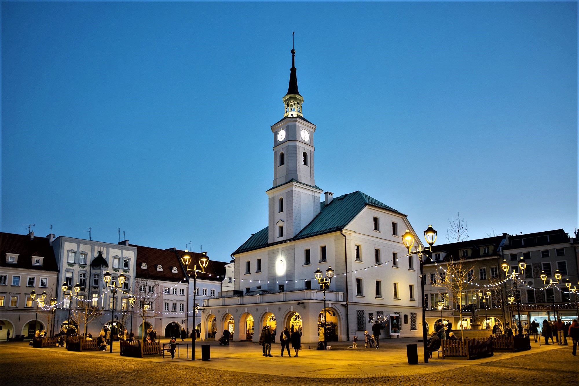 girlandy na rynku, Ratusz i ludzie