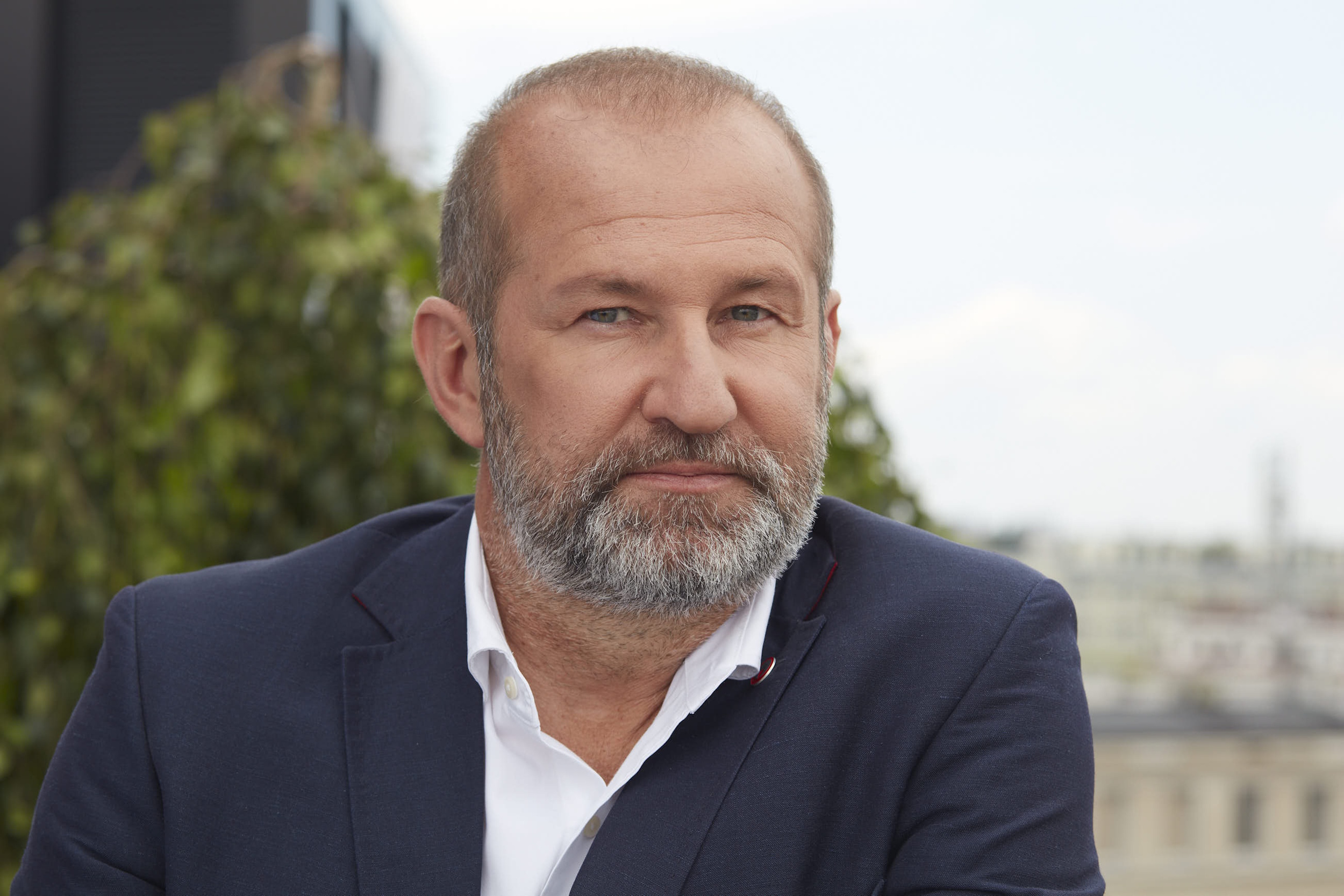 mężczyzna patrzący w obiektyw