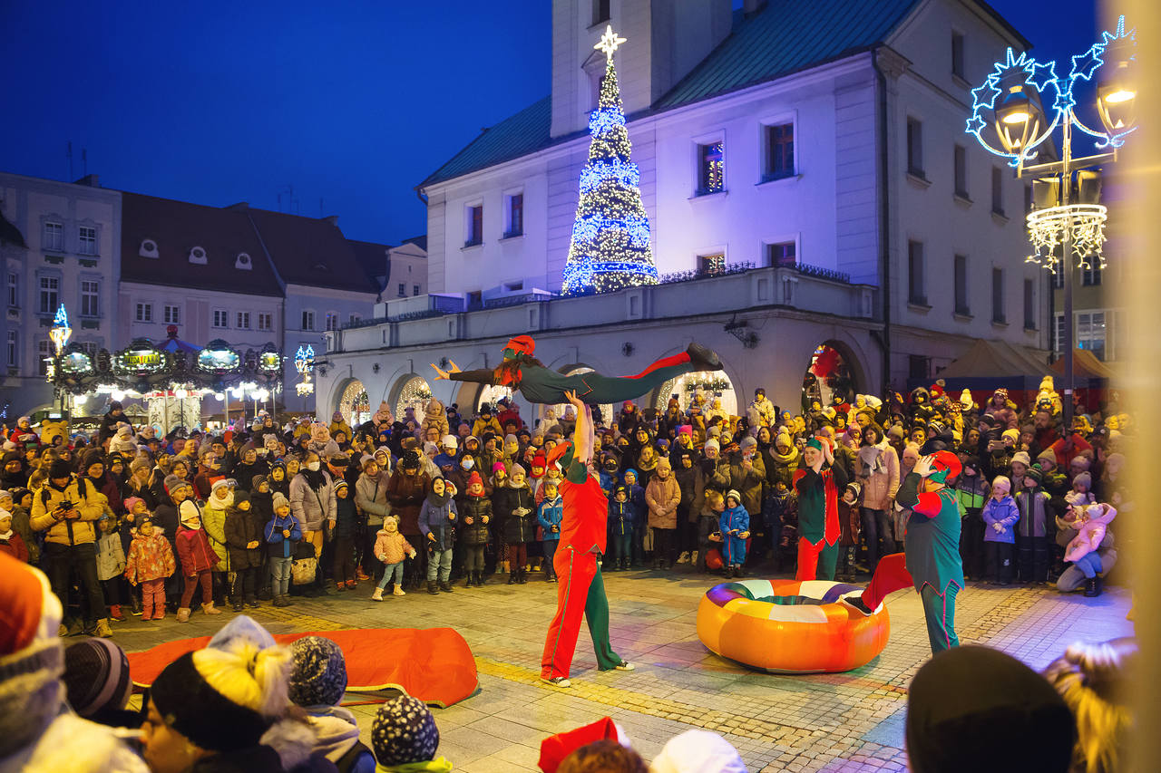 występ elfów akrobatów na Rynku