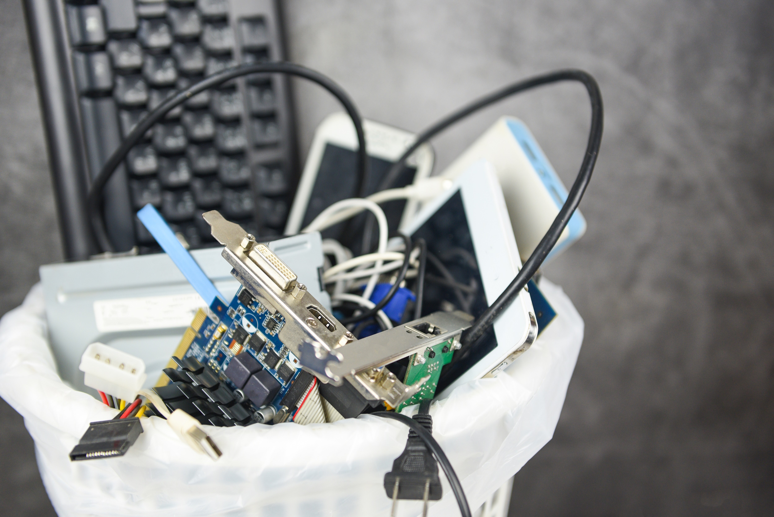 Zdjęcie kosza z kablami i częściami sprzętu elektronicznego