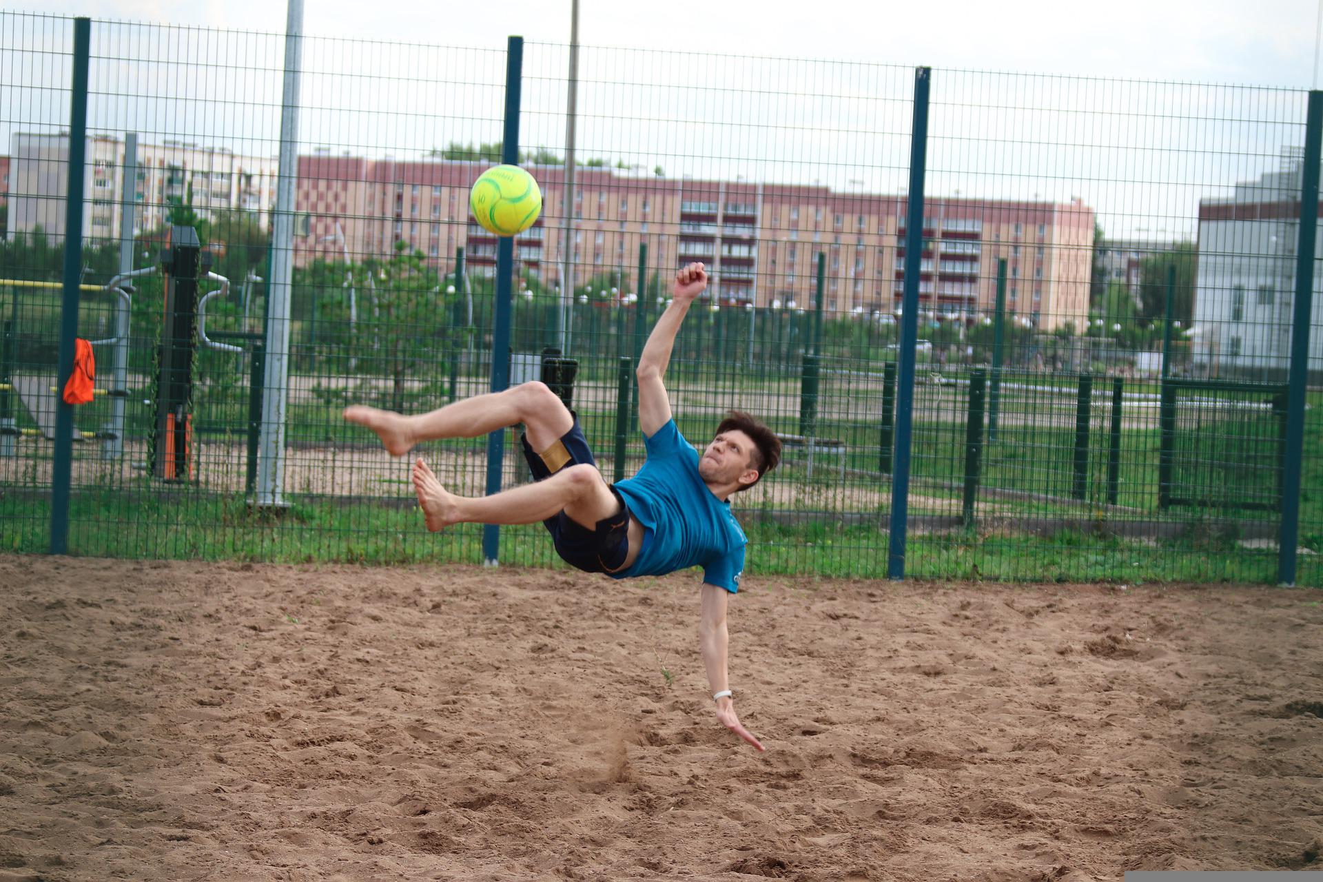 mężczyzna grający w piłkę plażową