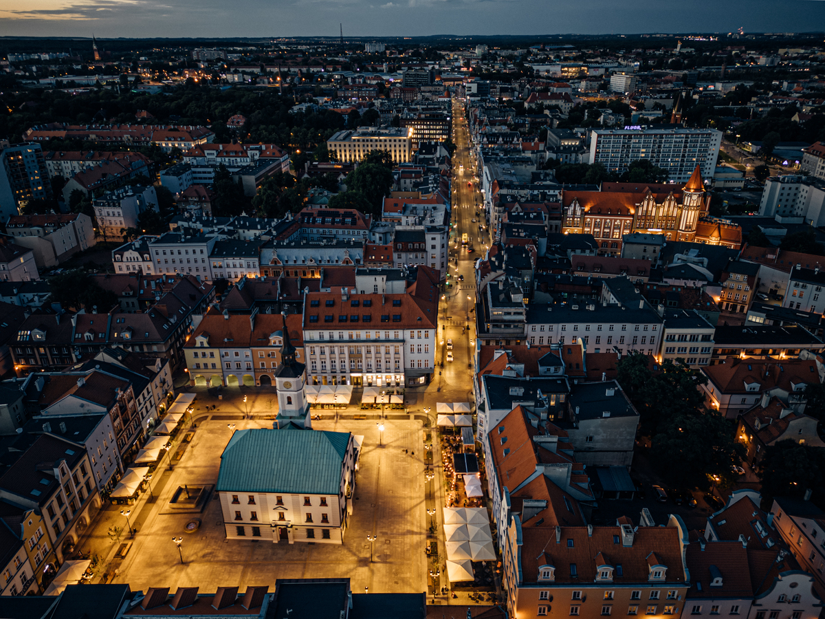 wieczorna starówka z lotu ptaka