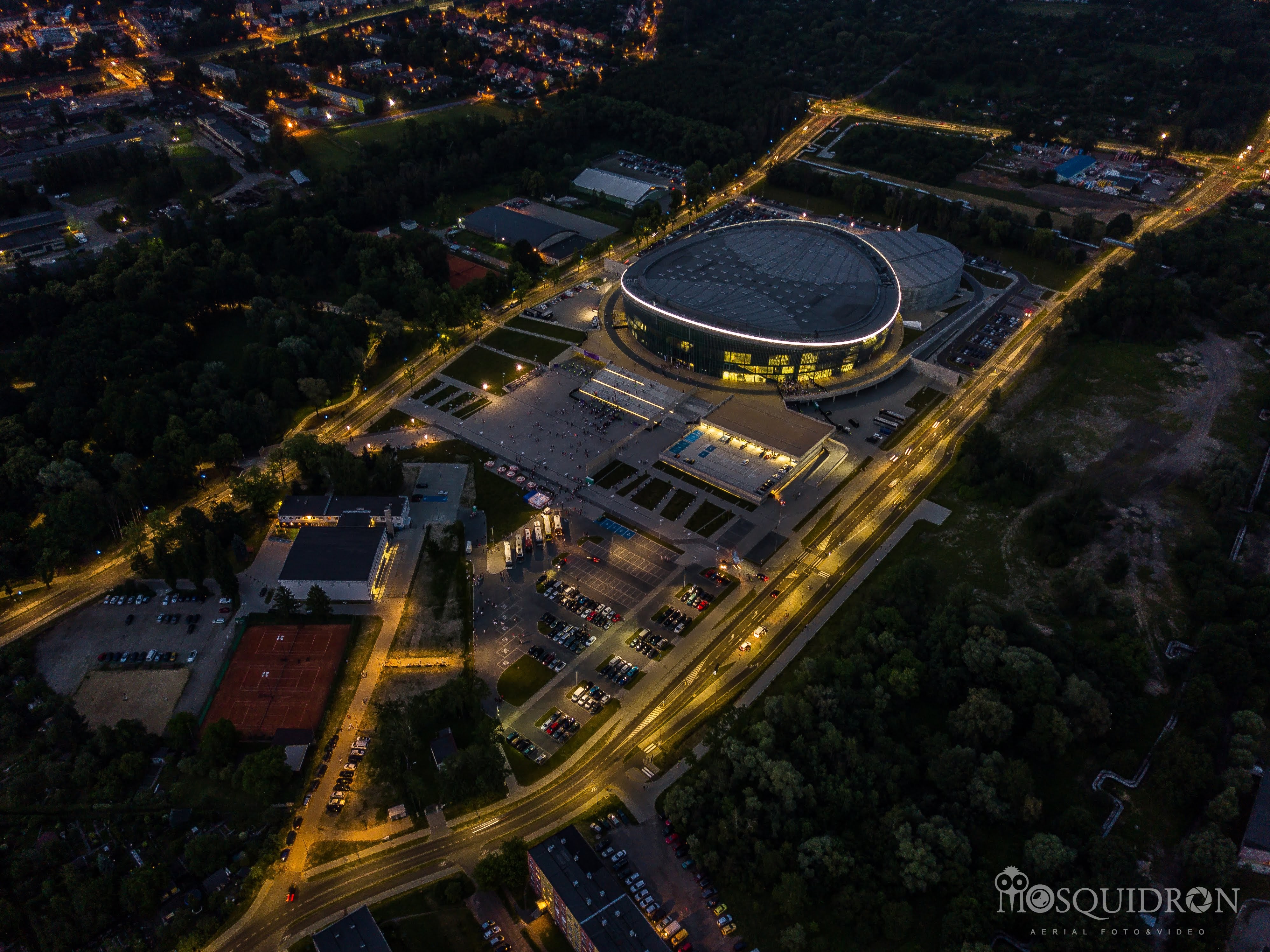 Arena Gliwic w nocy, z góry