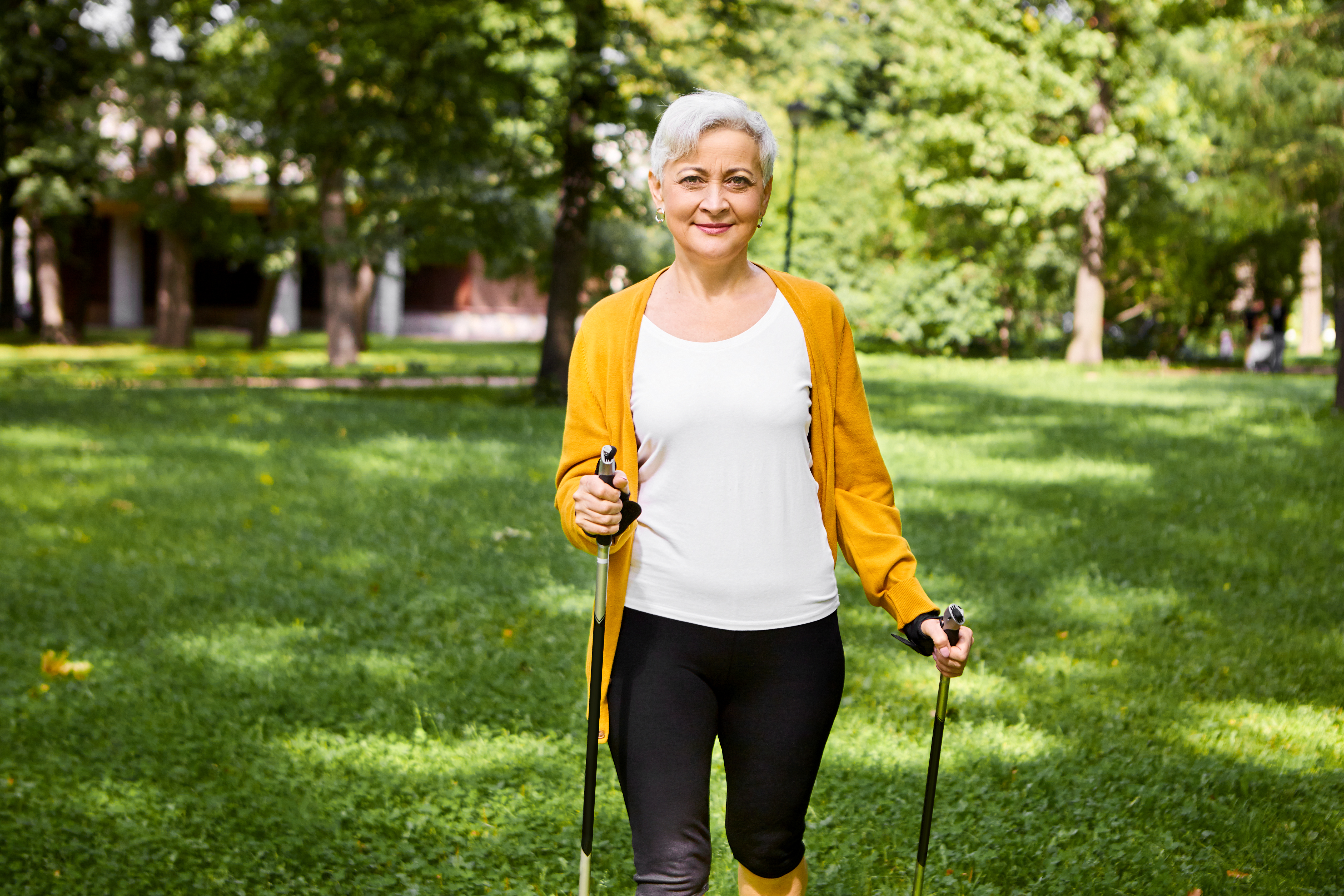 kobieta uprawiająca nordic walking w parku 