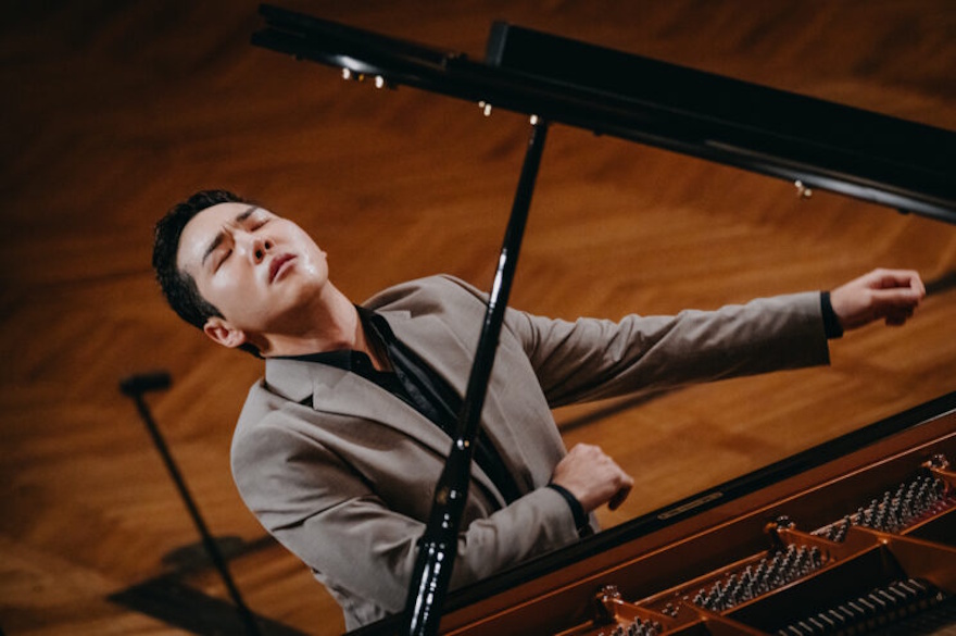 Mężczyzna gra na fortepianie