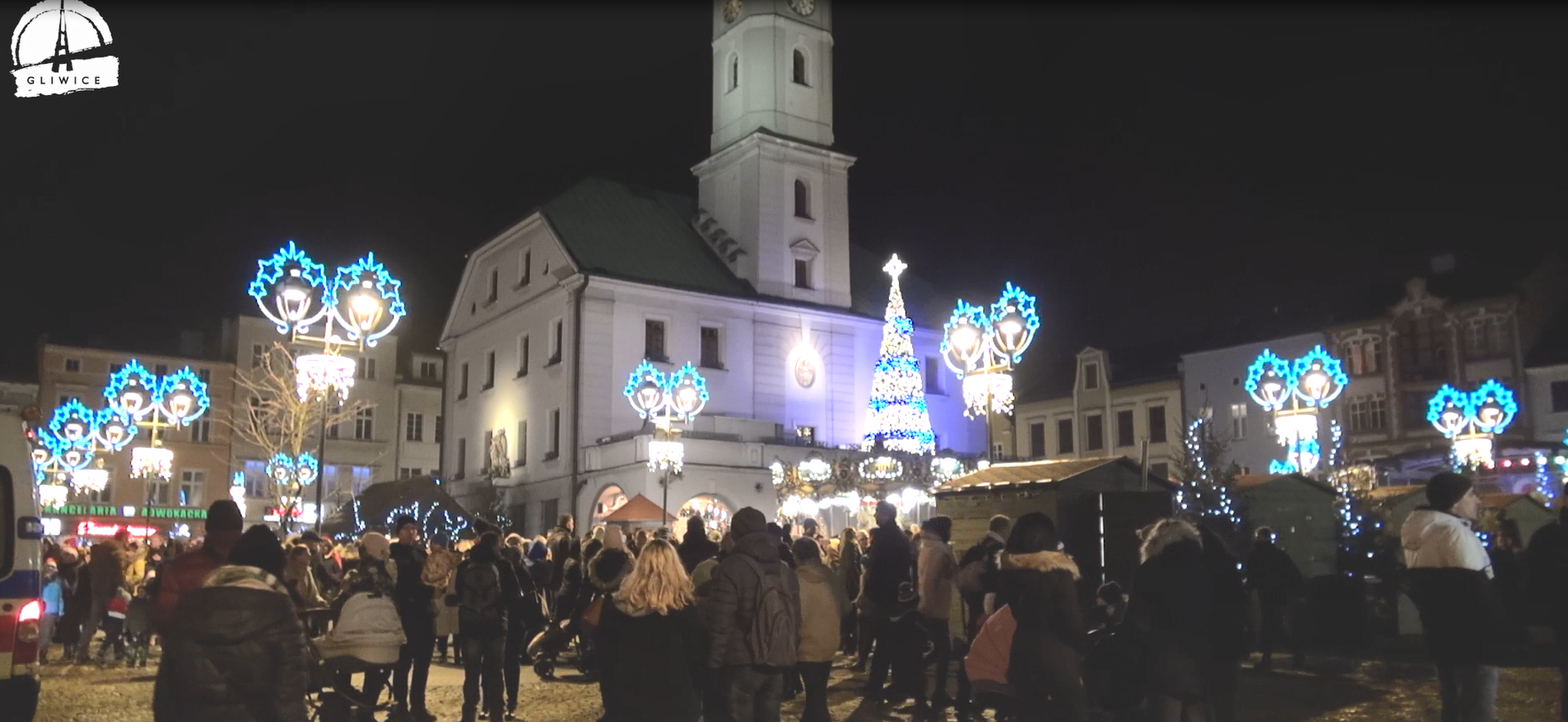 Jarmark Bożonarodzeniowy, ludzie na Rynku, wieczór