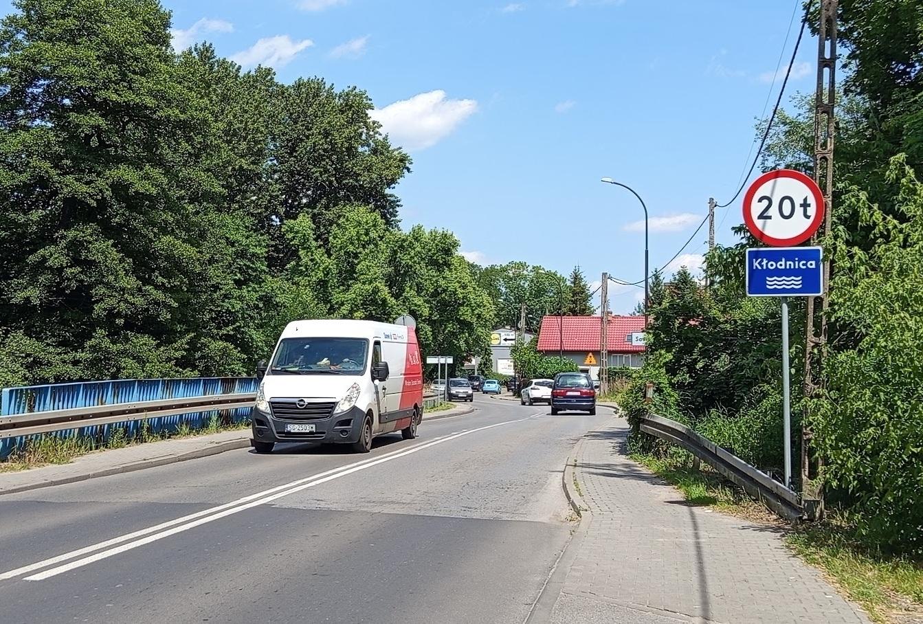 Dotychczasowy most nad Kłodnicą w Sośnicy, na pierwszym planie samochody