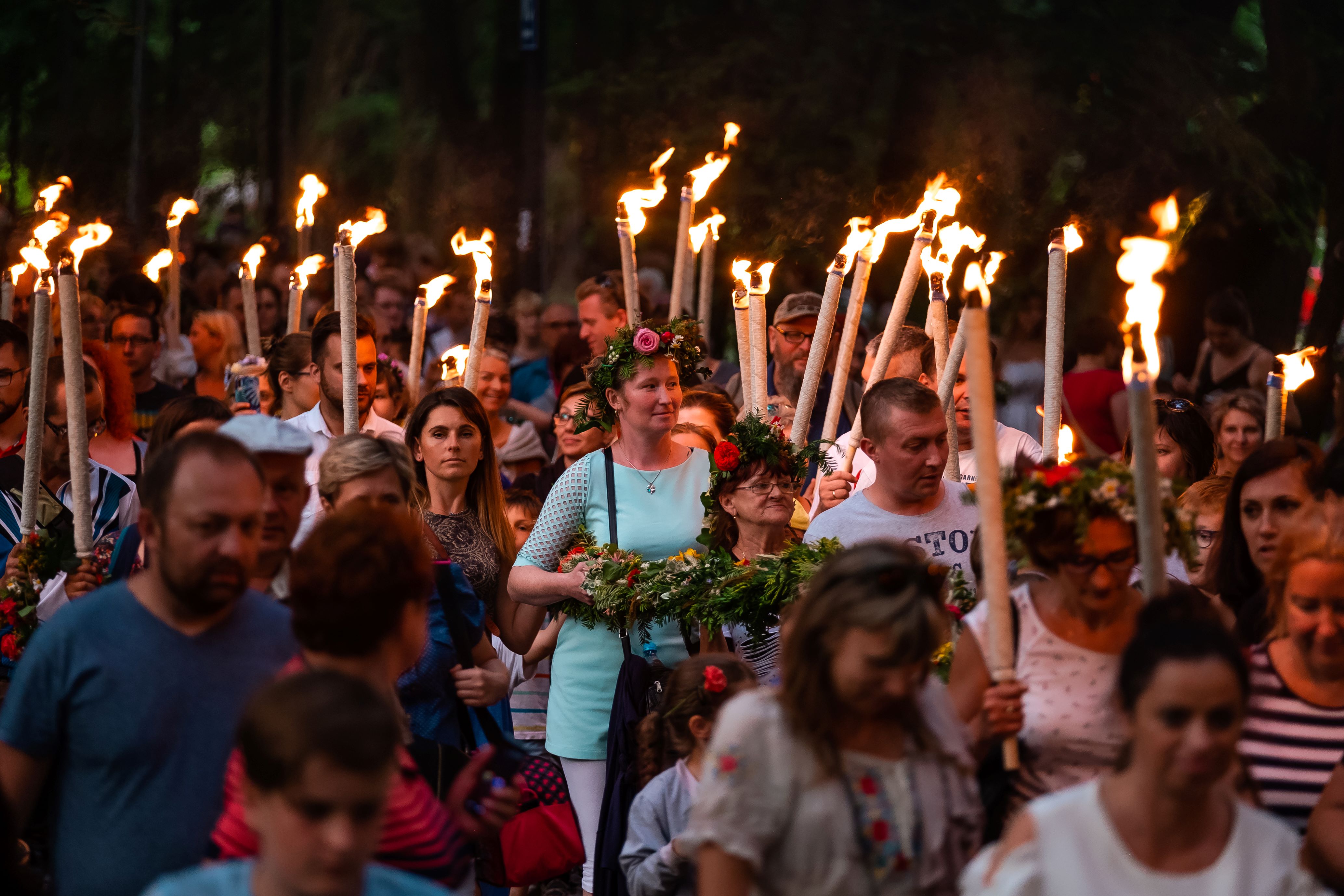 Ludzie idą z pochodniami