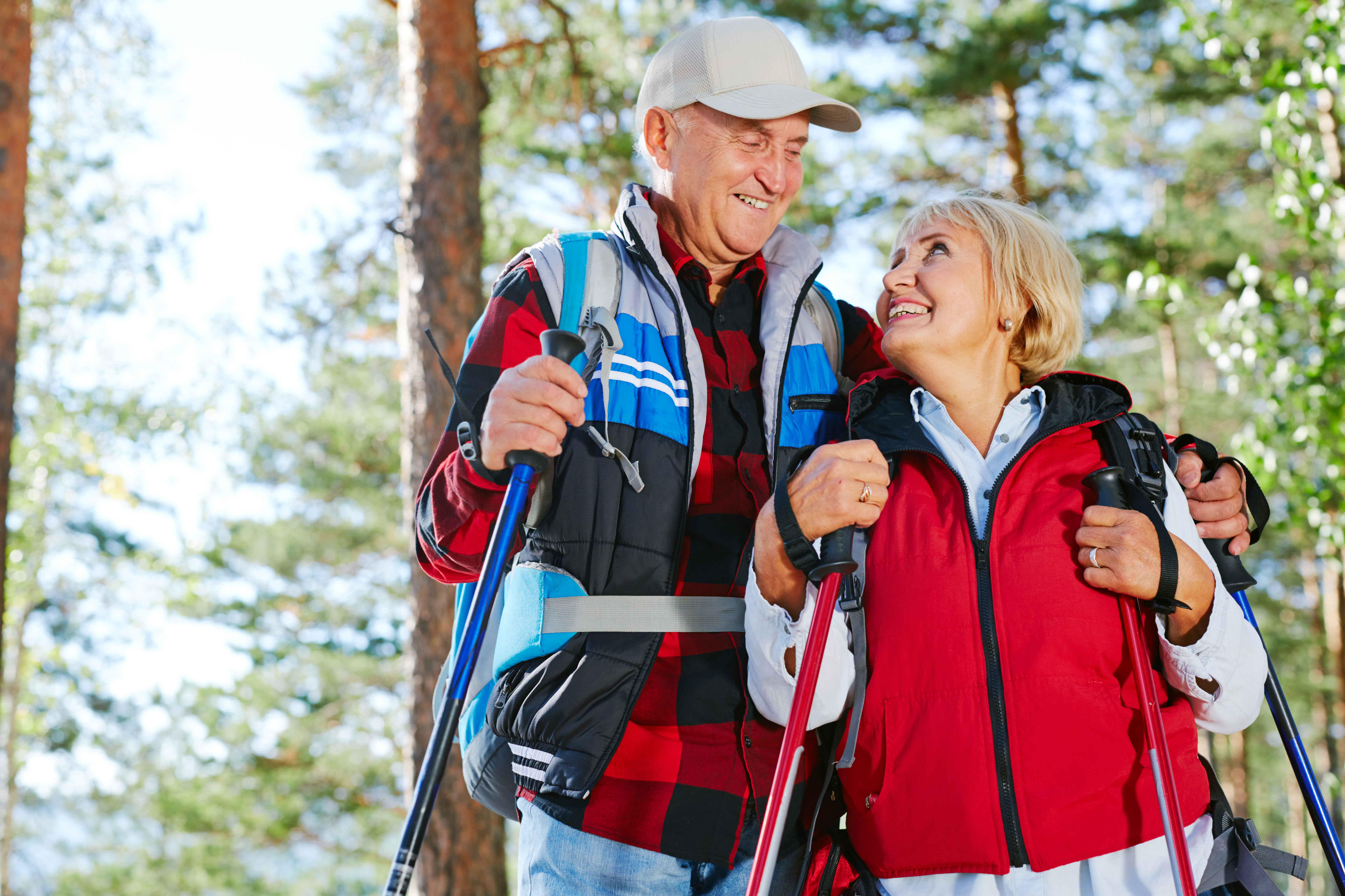 Starsi uczestnicy marszu nordic walking