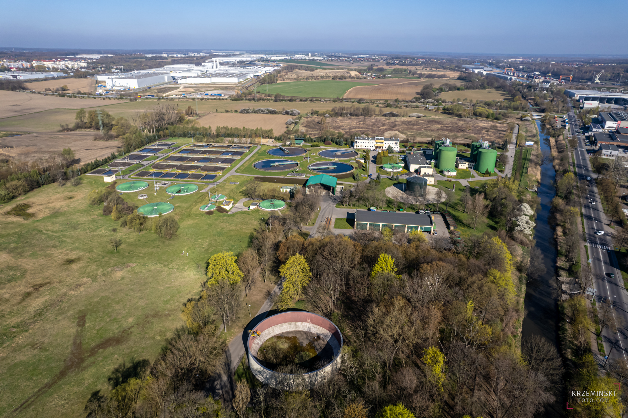 Oczyszczalnia Ścieków w Gliwicach. W tle po prawej – terminal przeładunkowy Śląskiego Centrum Logistyki.