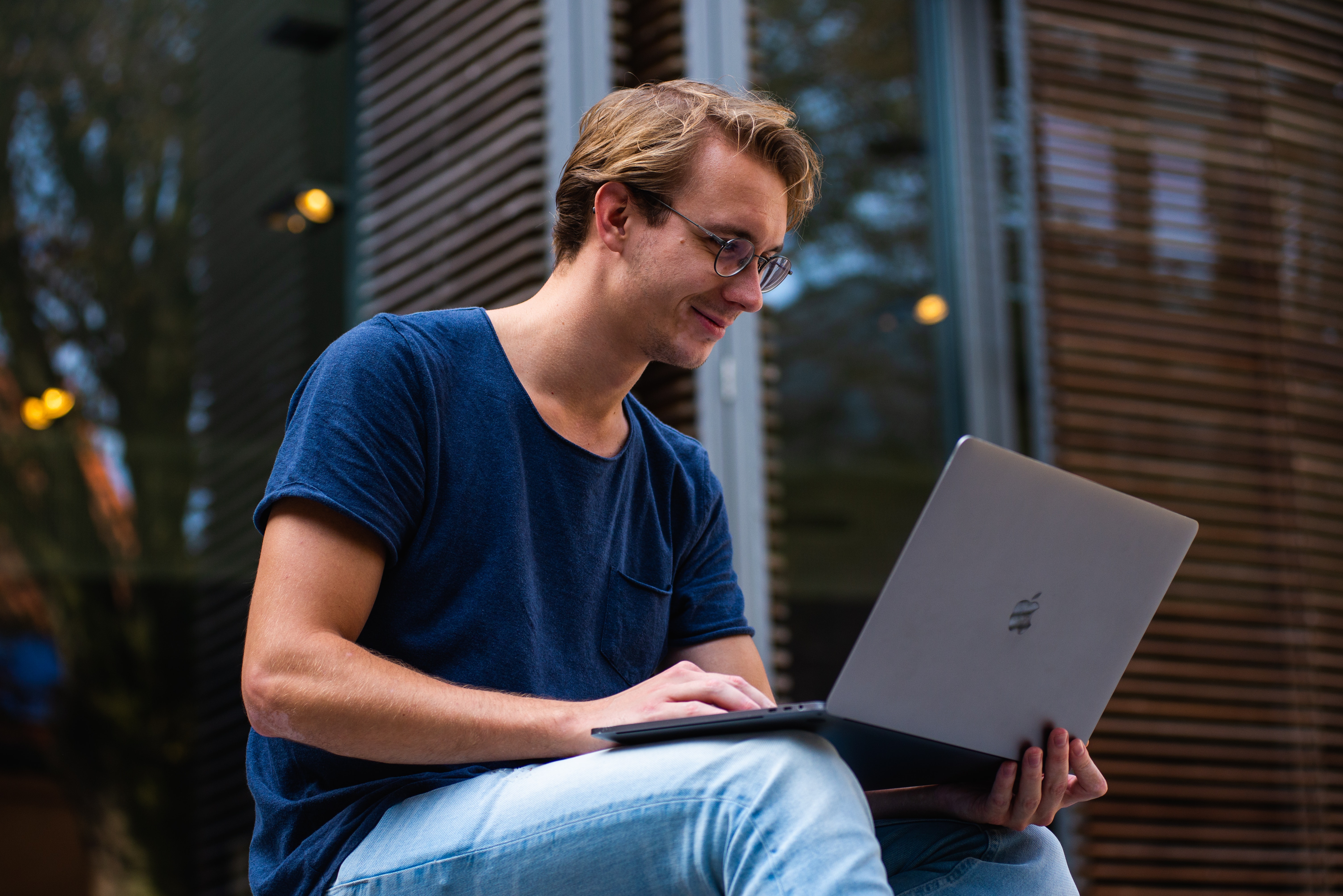 Student korzystający z laptopa