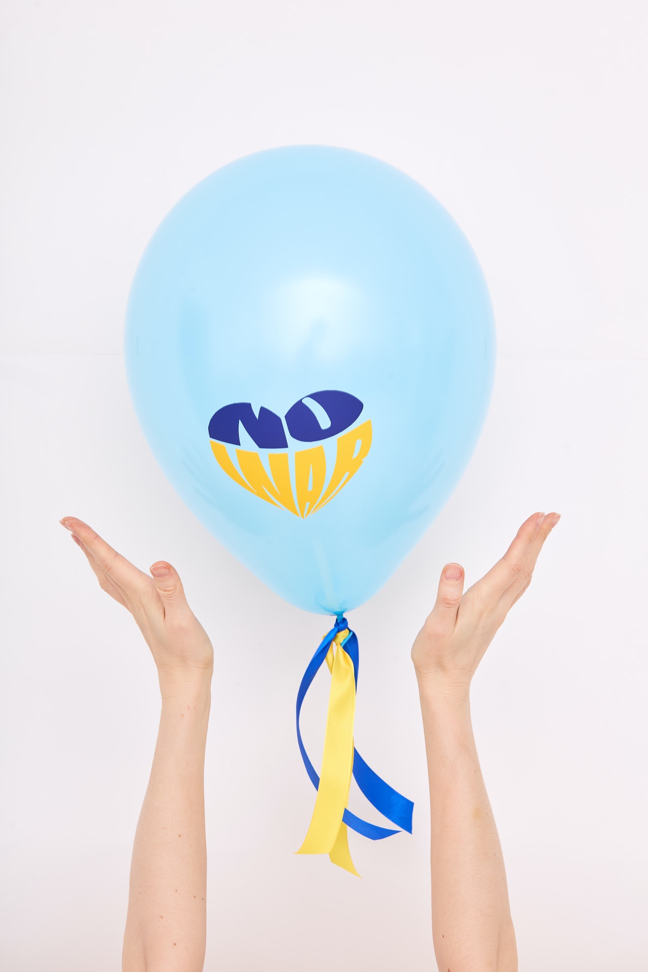 balonz  flagą i ukraińską i dłonie