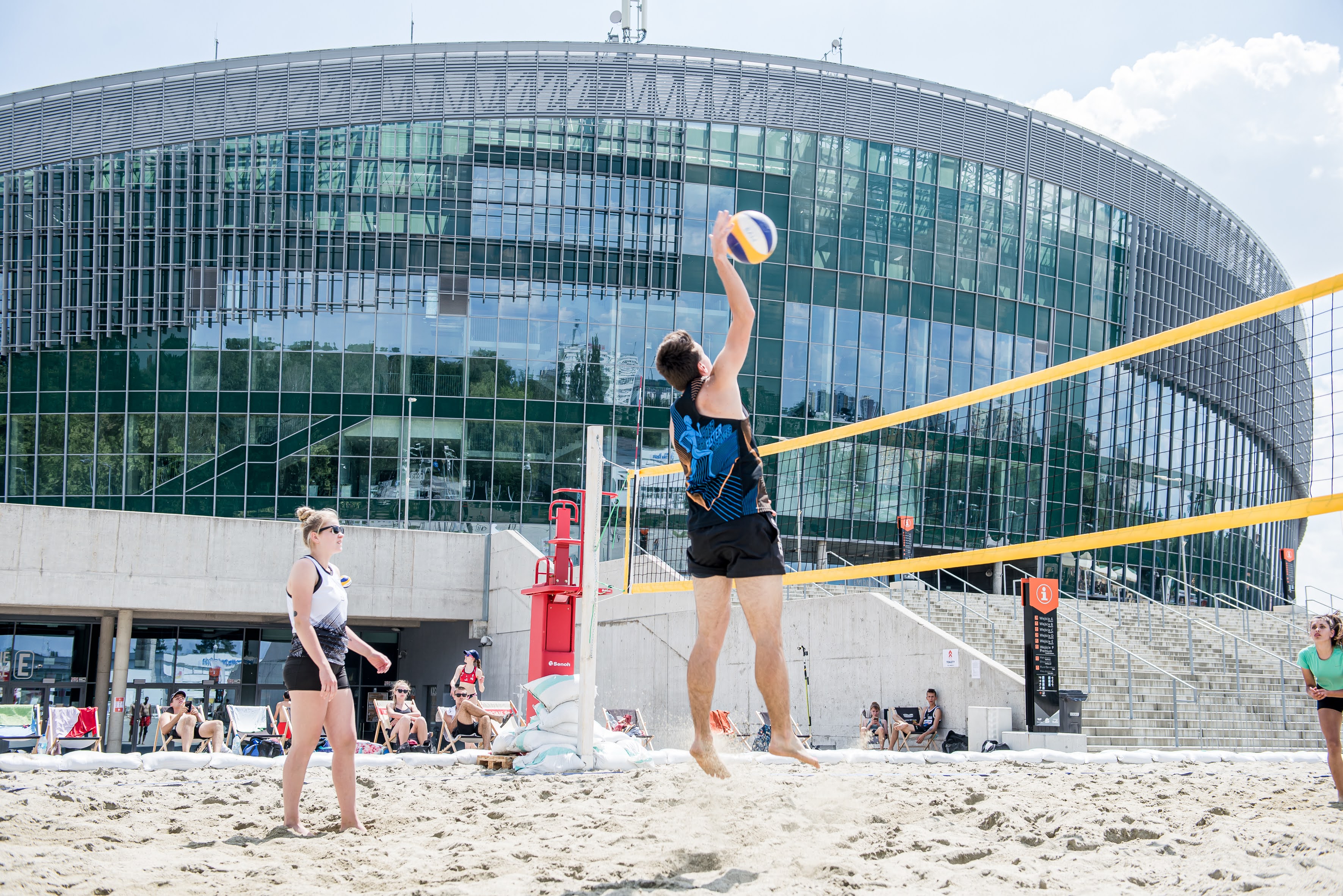 mecz siatkówki plażowej pod Areną