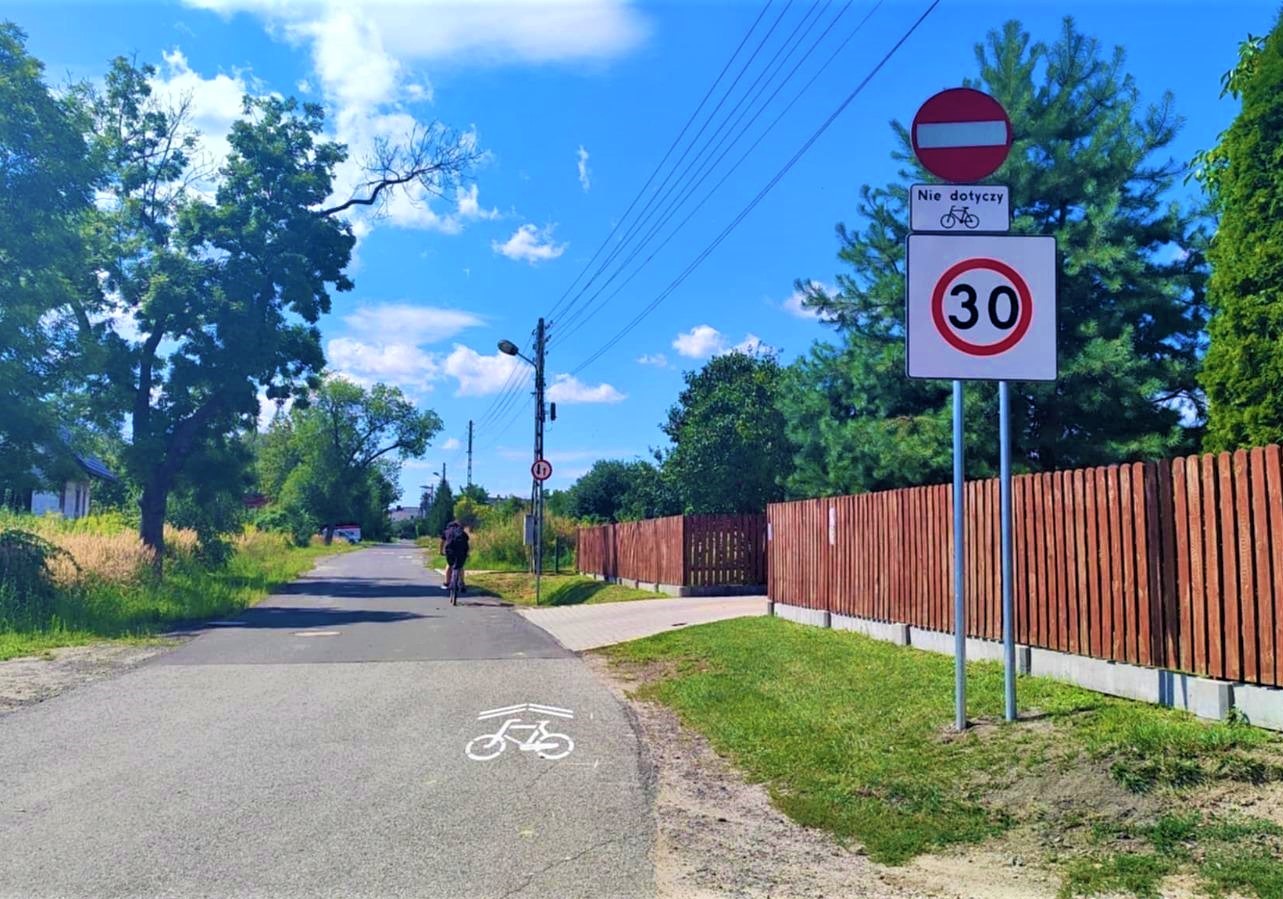 ulica, drzewa, trawnik, płot, znak, rowerzysta