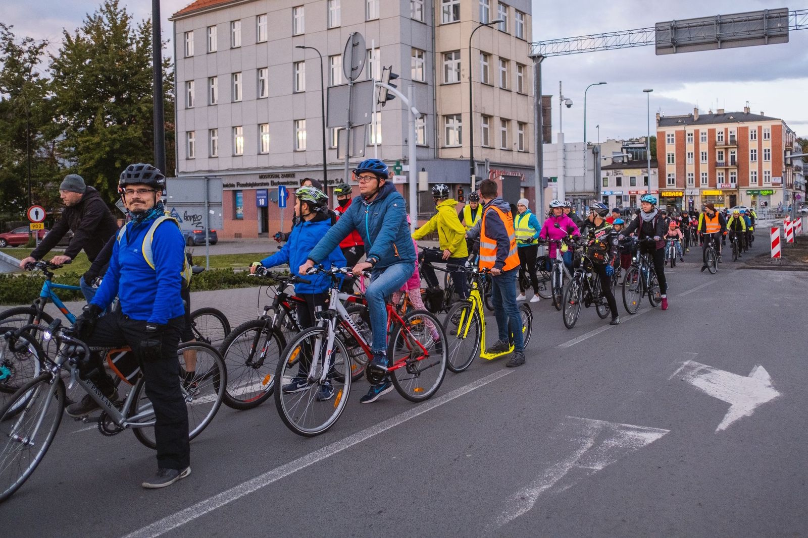 Rowerzyści przejeżdżający ulicami Gliwic