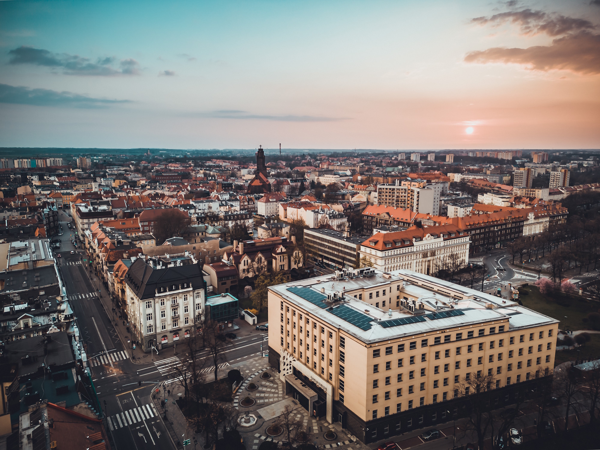 Budynek Urzędu Miejskiego na tle innych budynków. Ujęcie z lotu ptaka