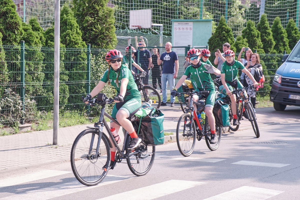 Wystartowali i kręcą kilometry dla Hospicjum!