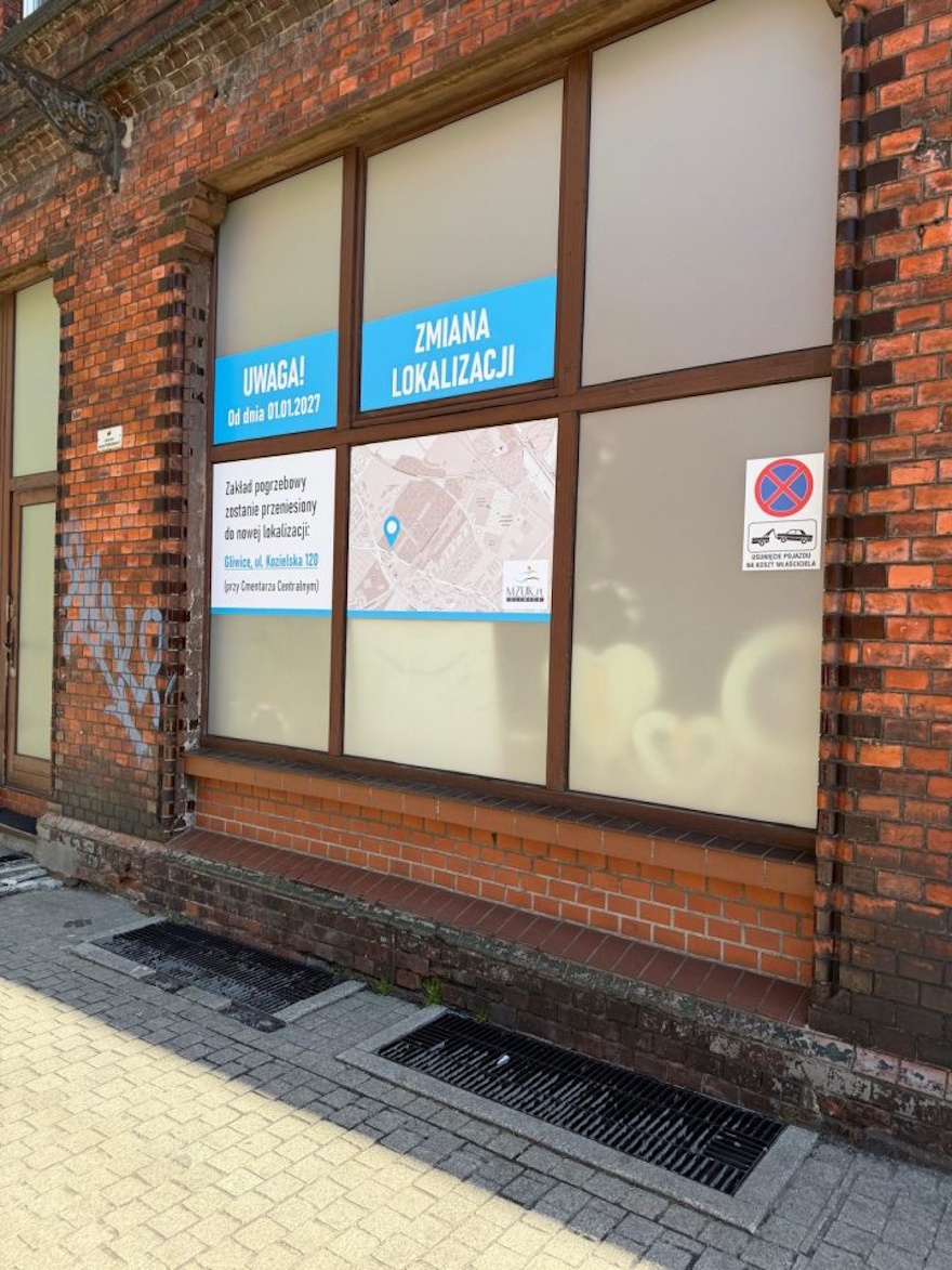 W witrynach i na drzwiach do siedziby zakładu pogrzebowego Miejskiego Zarządu Usług Komunalnych przy ul. Raciborskiej 12 pojawiły się już grafiki przypominające o planowanym przeniesieniu działalności na ul. Kozielską 120