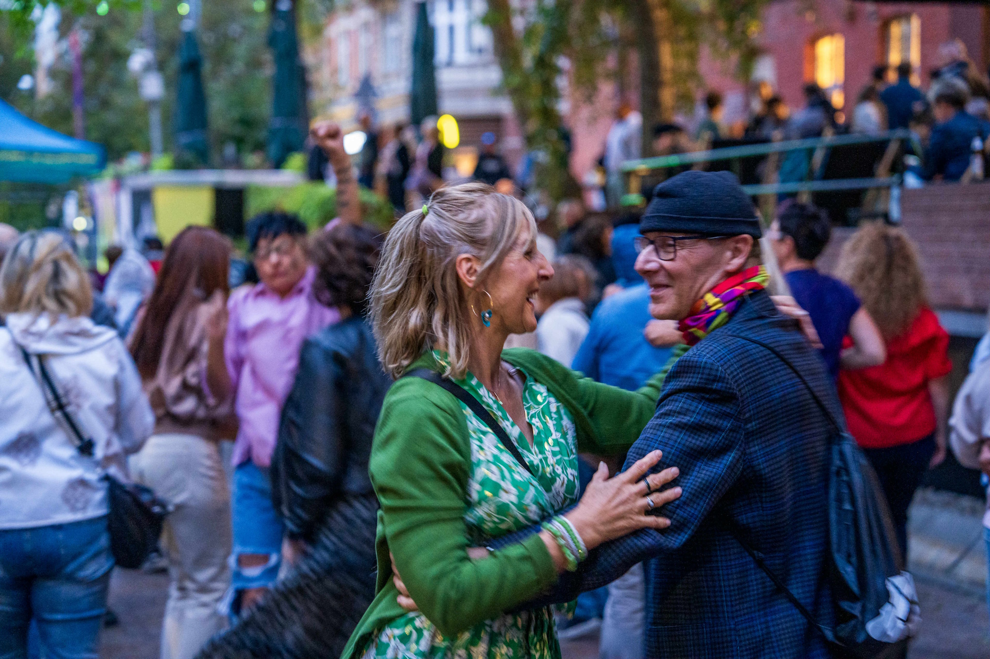 Kobieta i mężczyzna tańczą