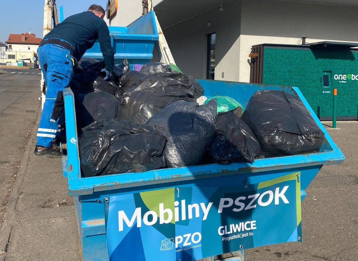 Segregujemy odpady tekstylne. Mobilne zbiórki w Szobiszowicach, Żernikach i na Obrońców Pokoju 