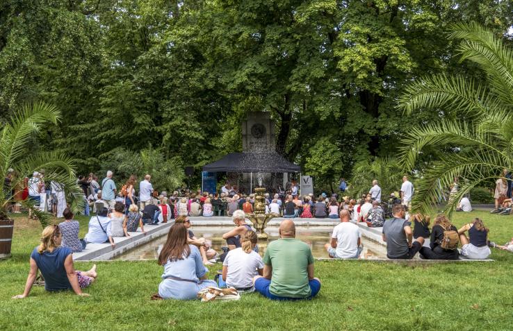 park Chopina i dużo ludzi na trawie