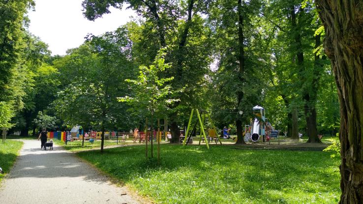 park i dzieci na placu zabaw